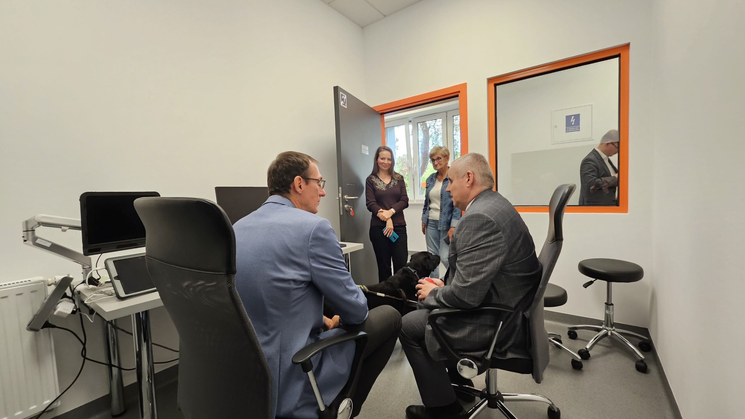 Paweł Wdówik rozmawia z pracownikami OWiT.