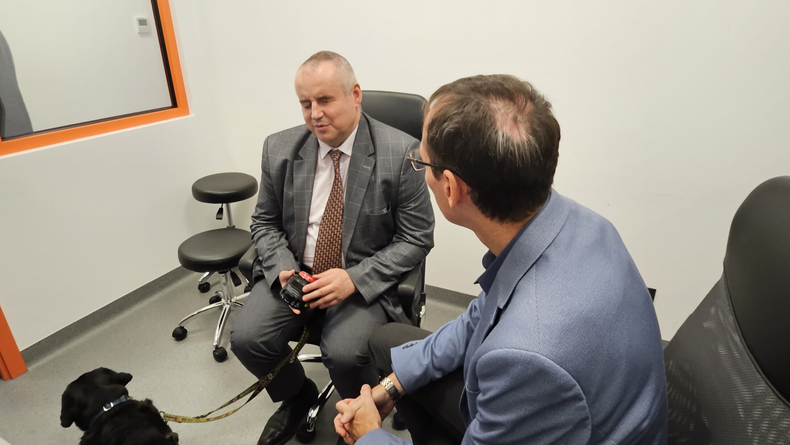 Paweł Wdówik siedzi na fotelu.