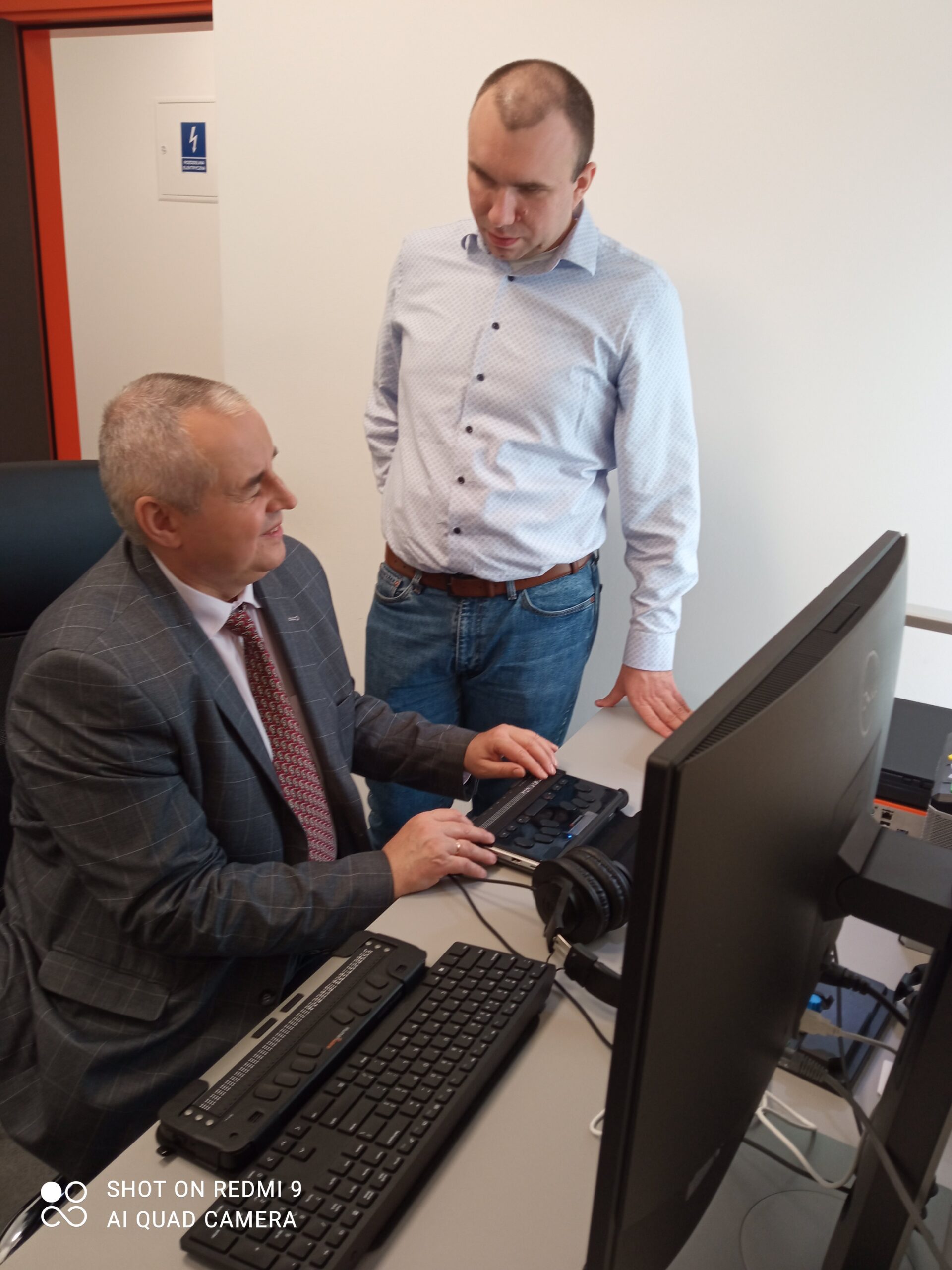 Pracownik OWiT prezentuje sprzęt Pawłowi Wdówikowi.