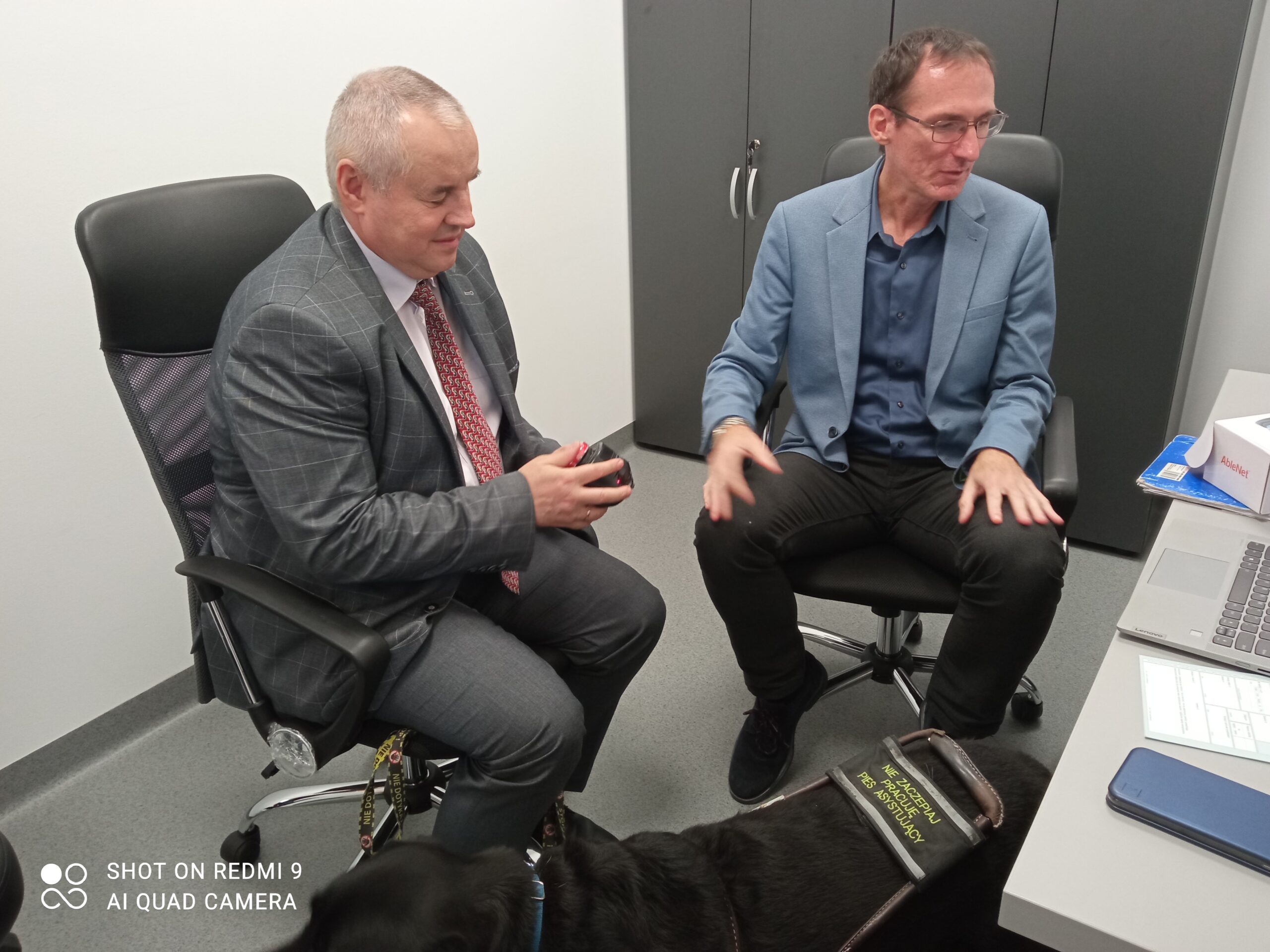 Paweł Wdówik ogląda sprzęt.