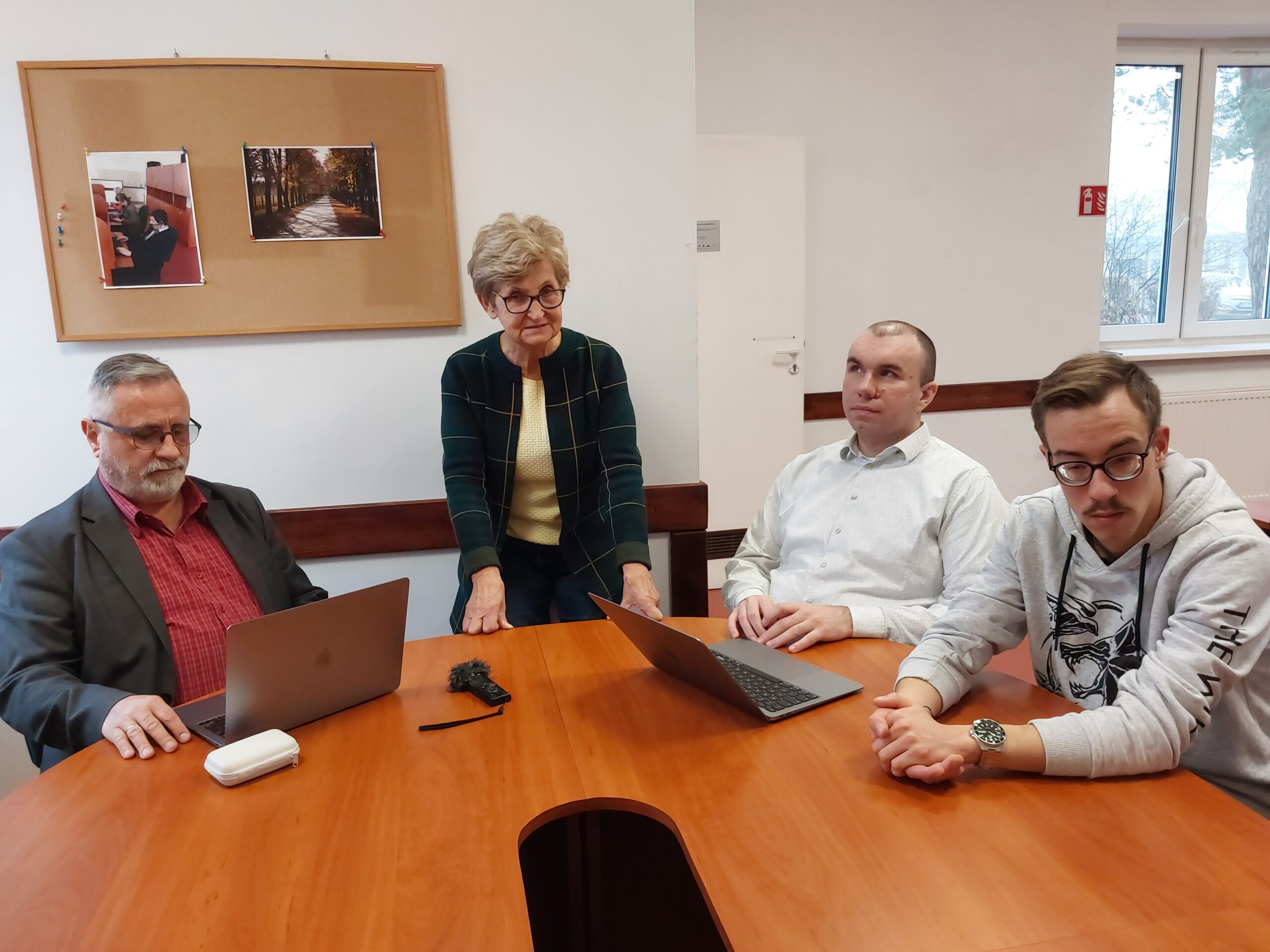 Uczestnicy szkolenia przy stole.