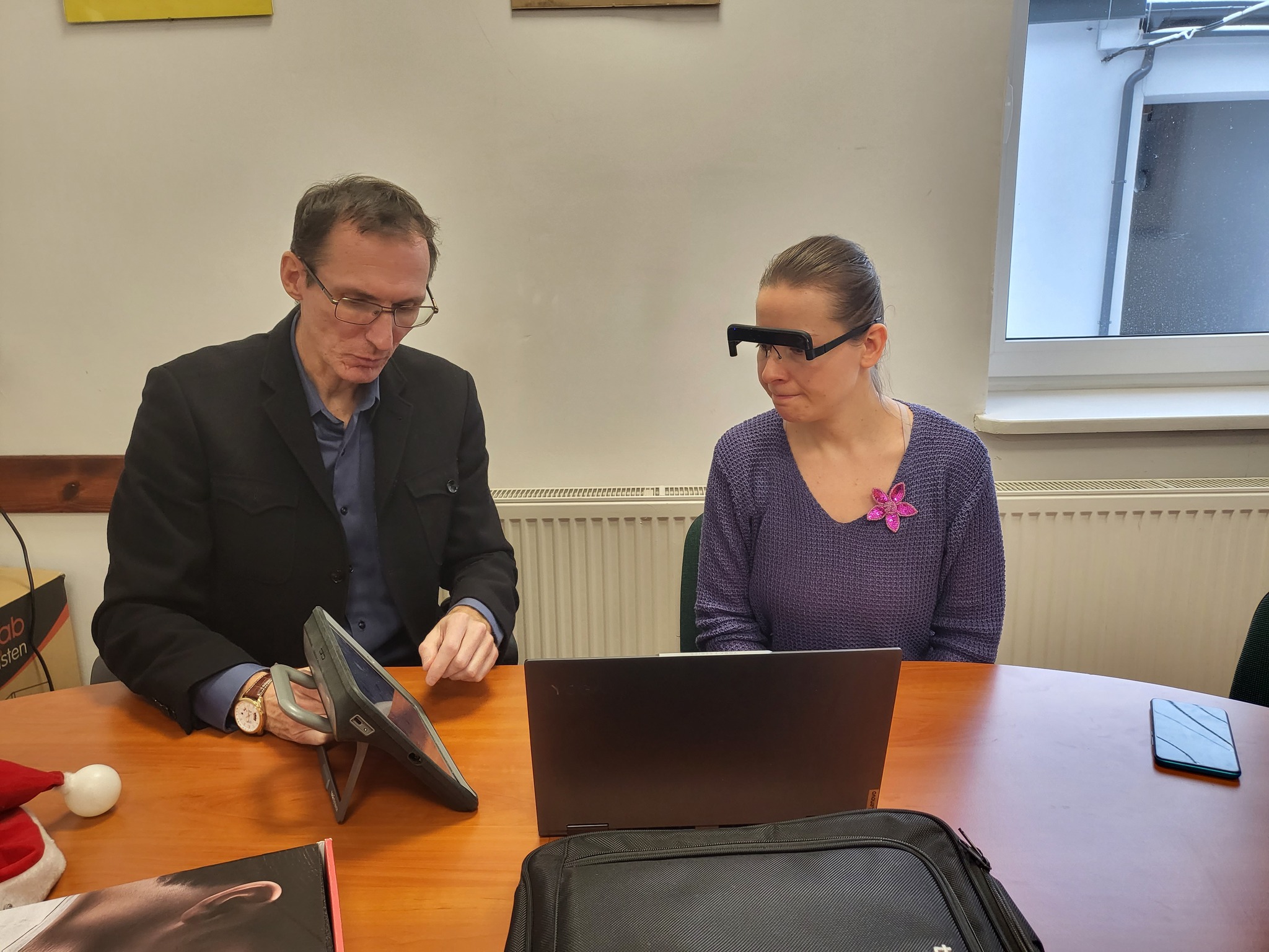 Kobieta w okularach patrzy na ekran.