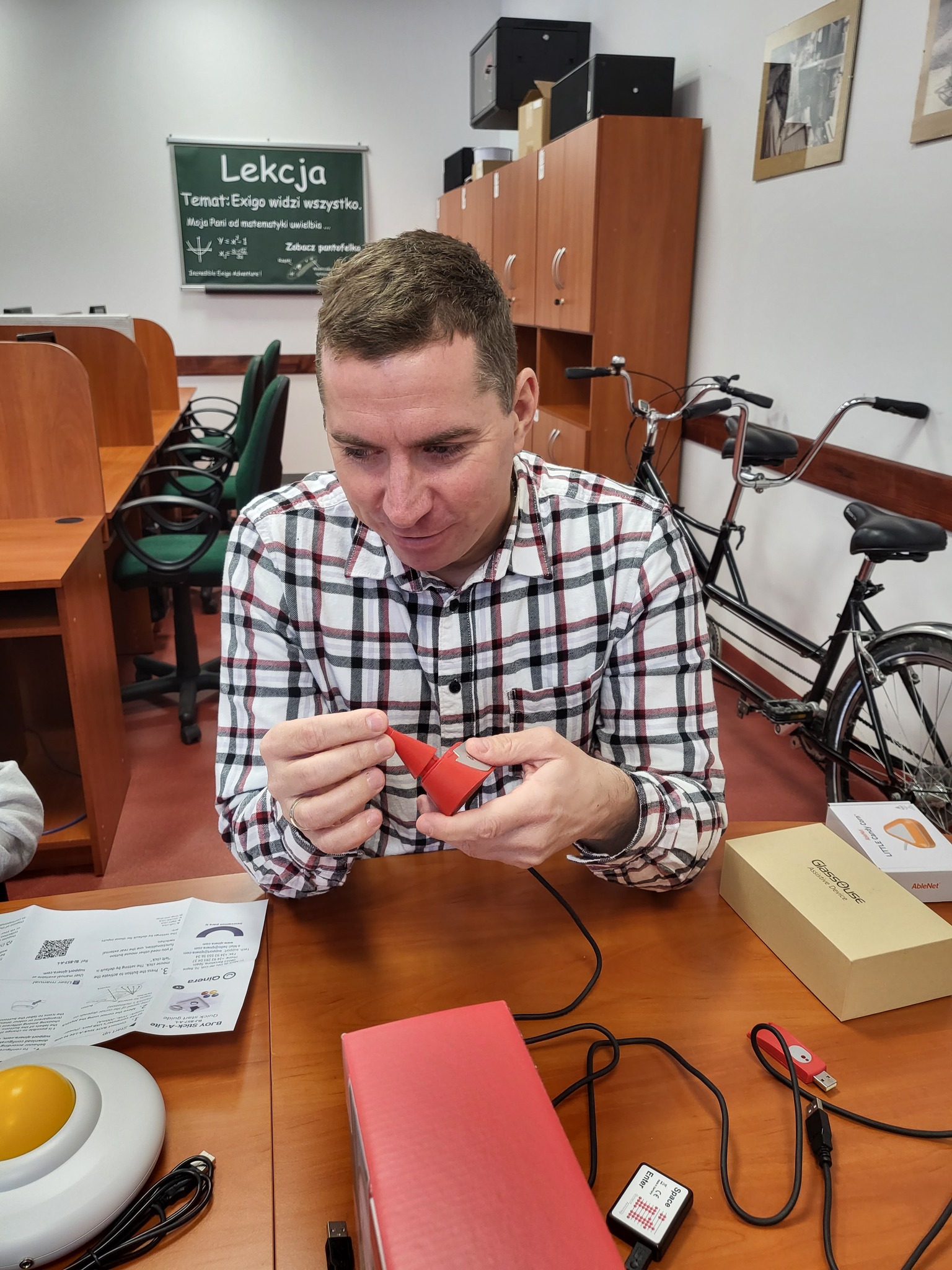 Mężczyzna ogląda urządzenia.