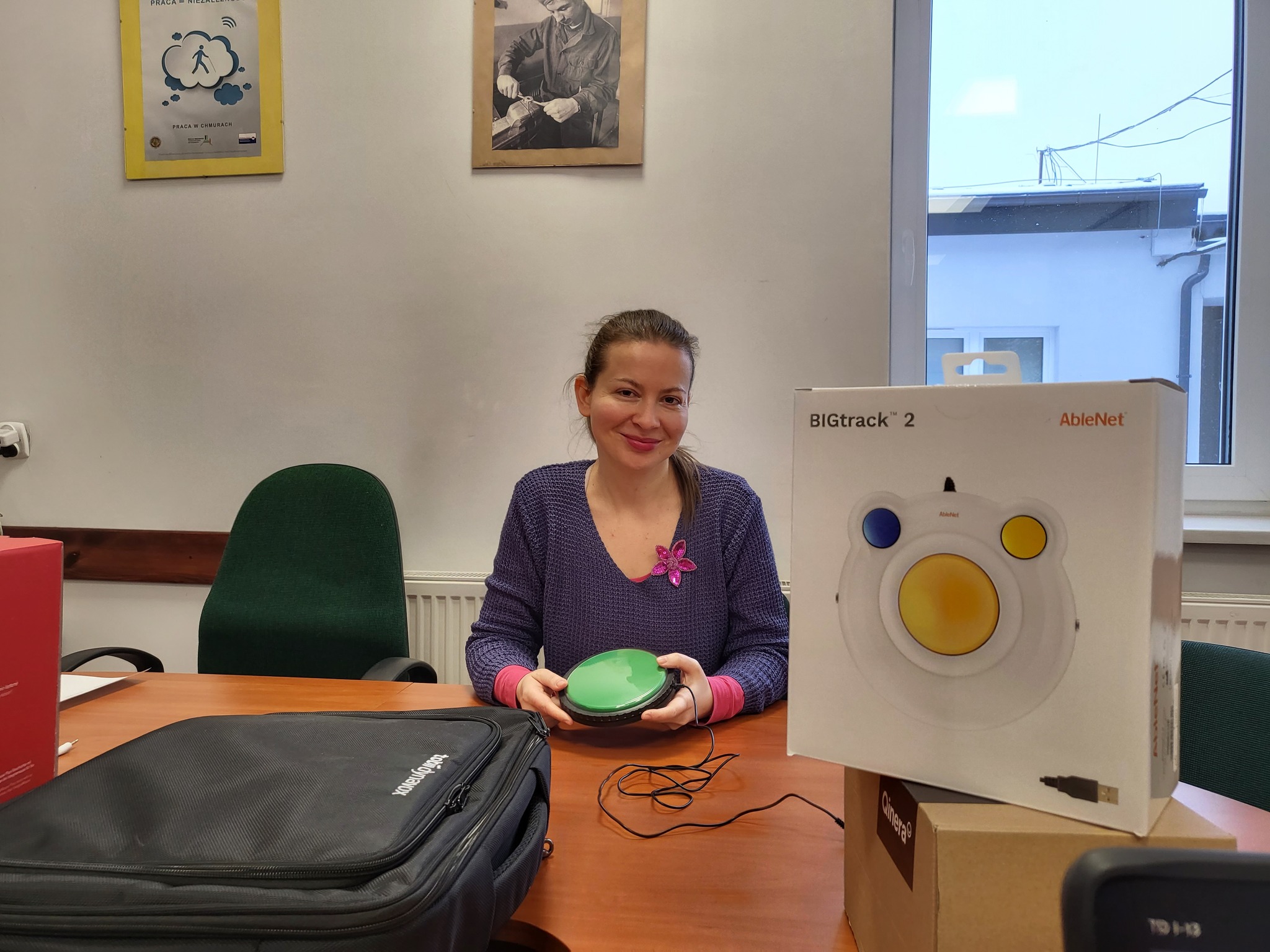 Kobieta prezentuje przycisk.