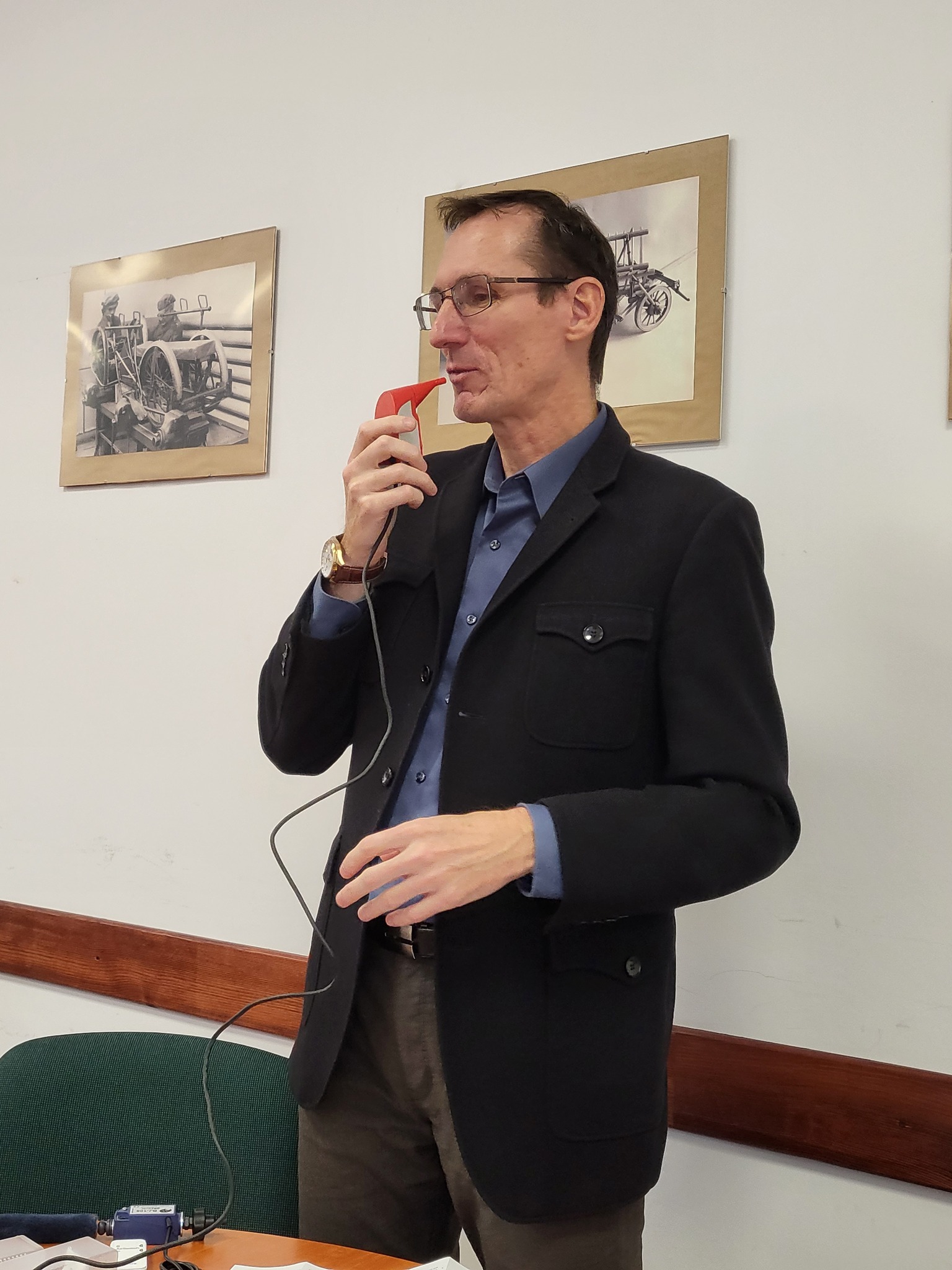 Pracownik prezentuje działanie sprzętu.