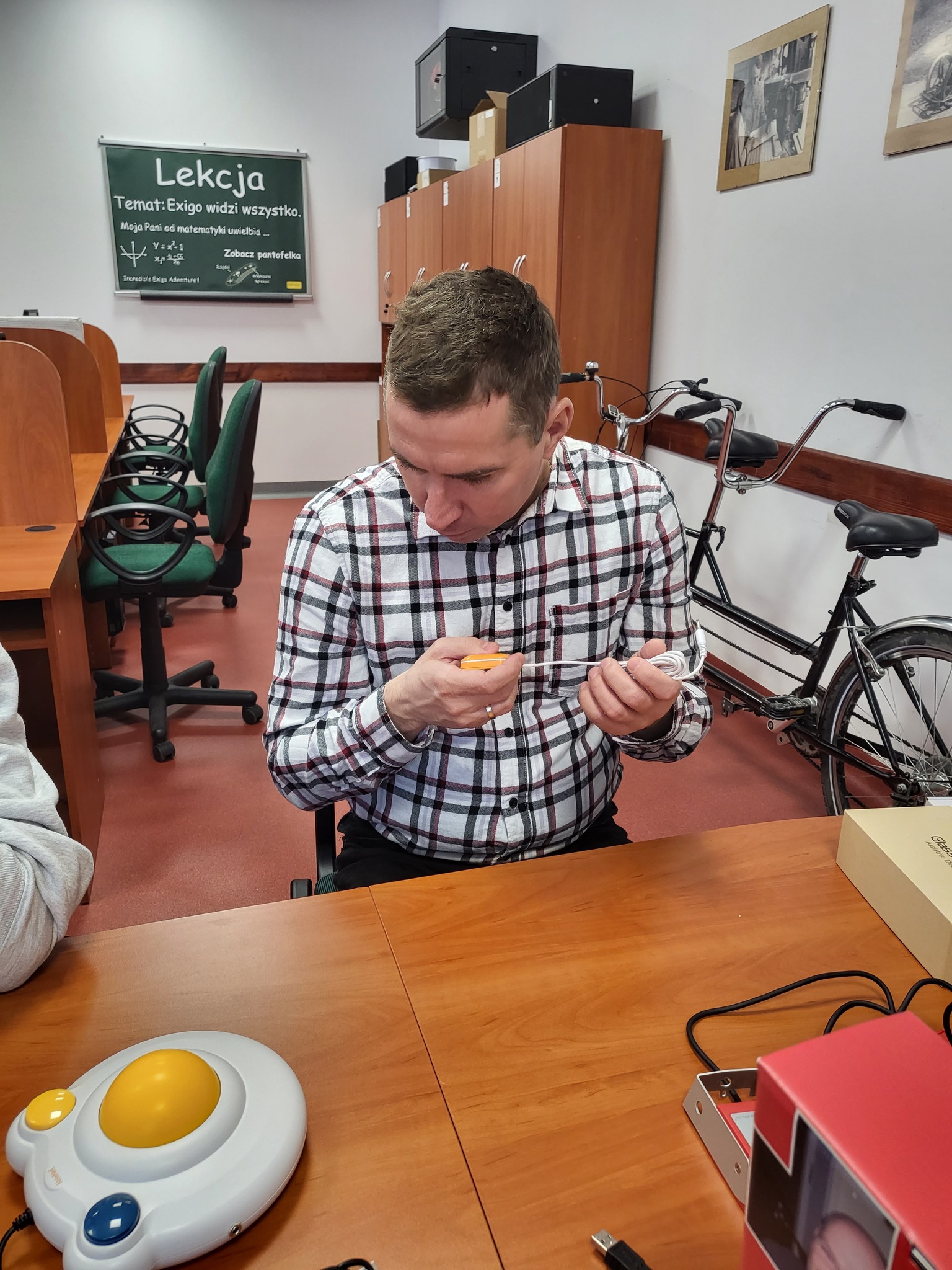 Mężczyzna ogląda urządzenia.