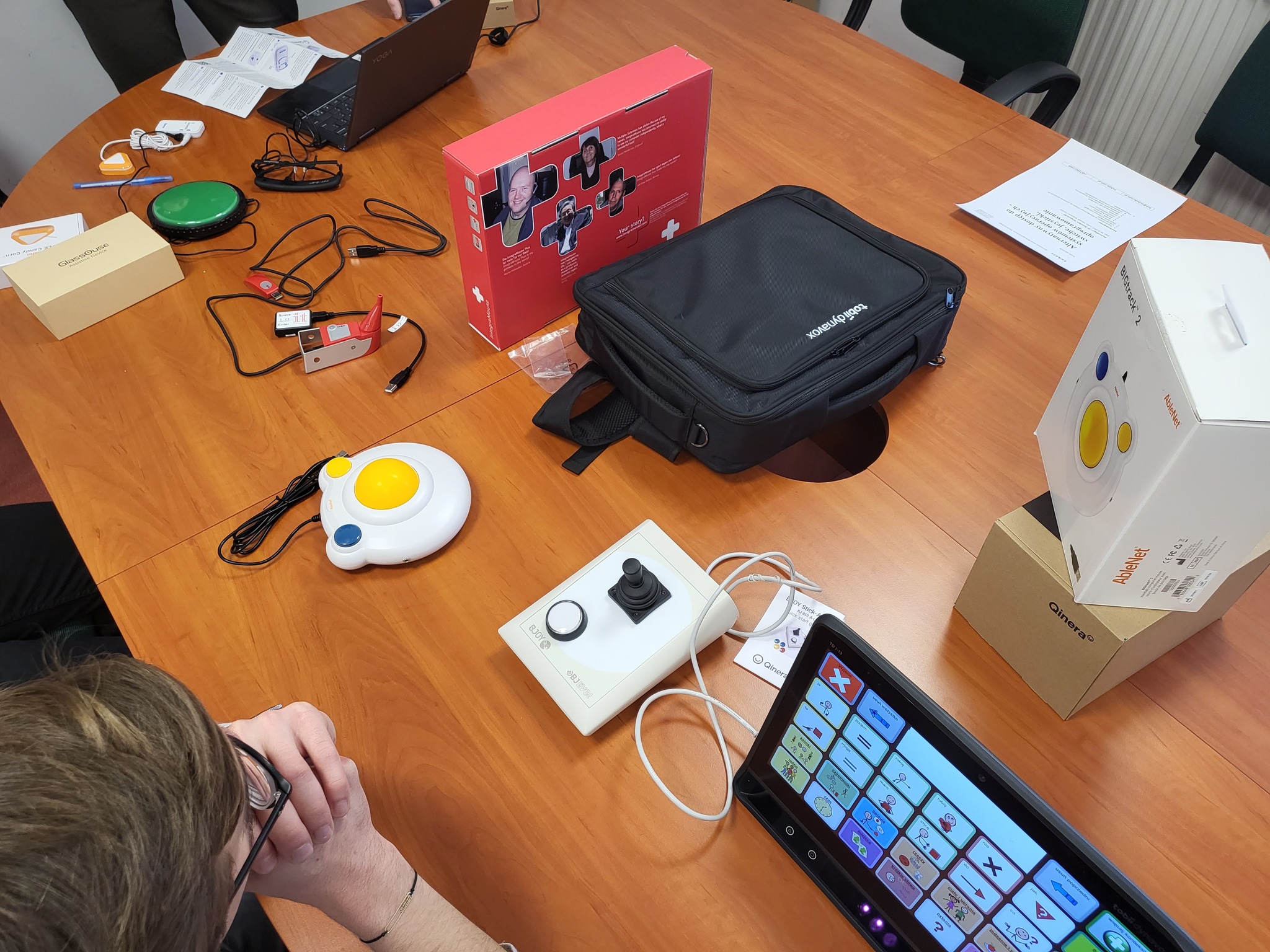 Urządzenia rozłożone na stole.