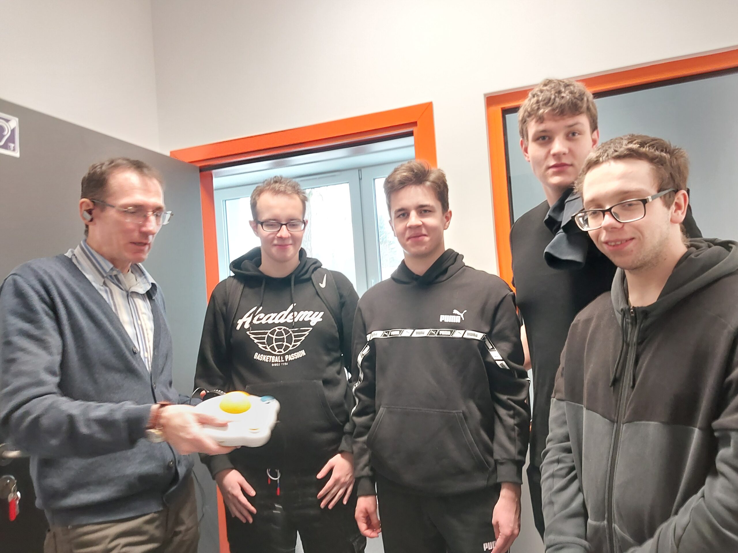 Uczniowie z pracownikiem Ośrodka.