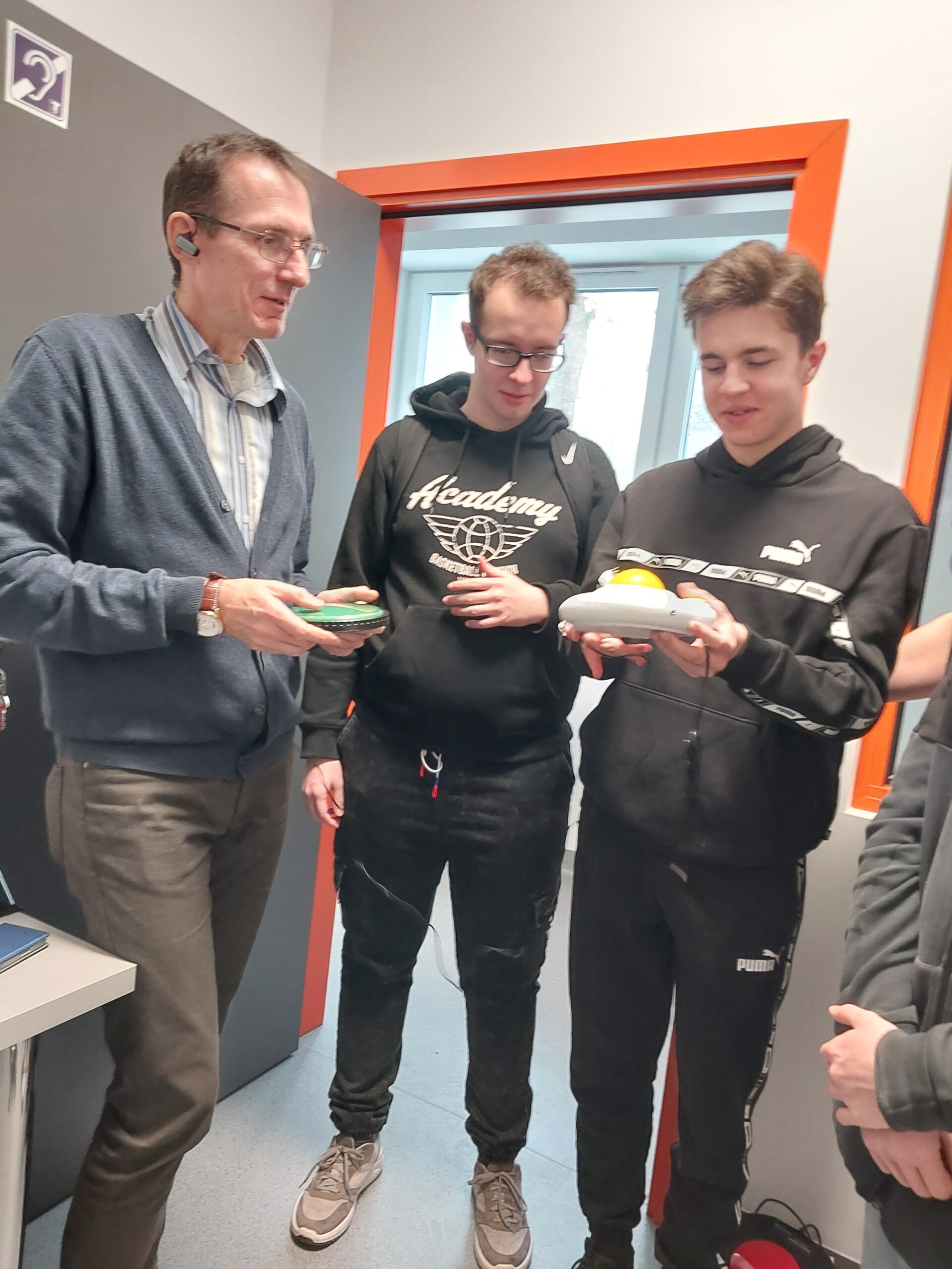 Uczniowie oglądają sprzęty.