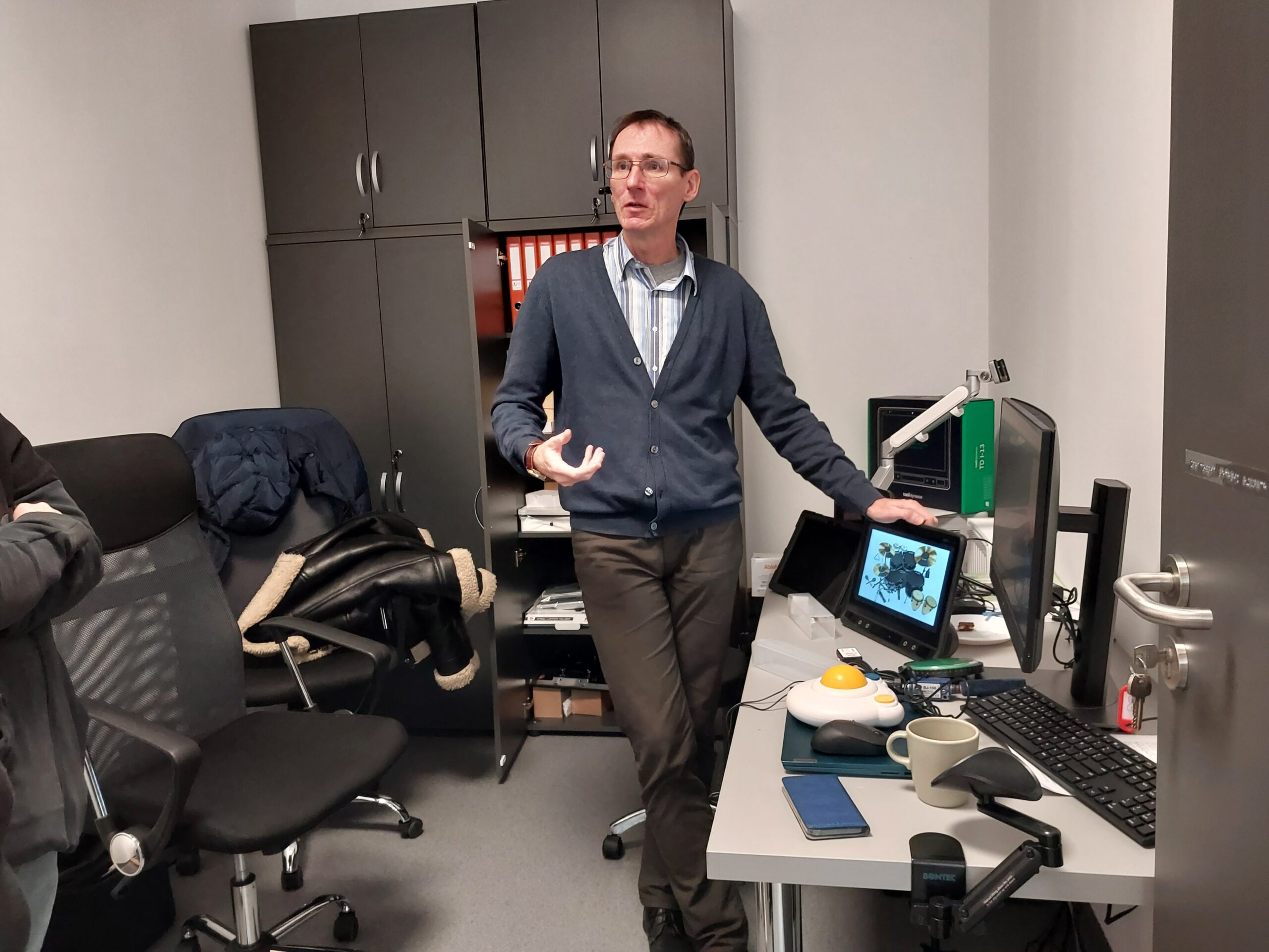 Pracownik prezentuje sprzęt.