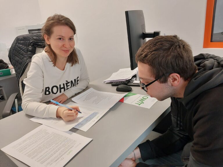 Uczniowie oglądają sprzęt.