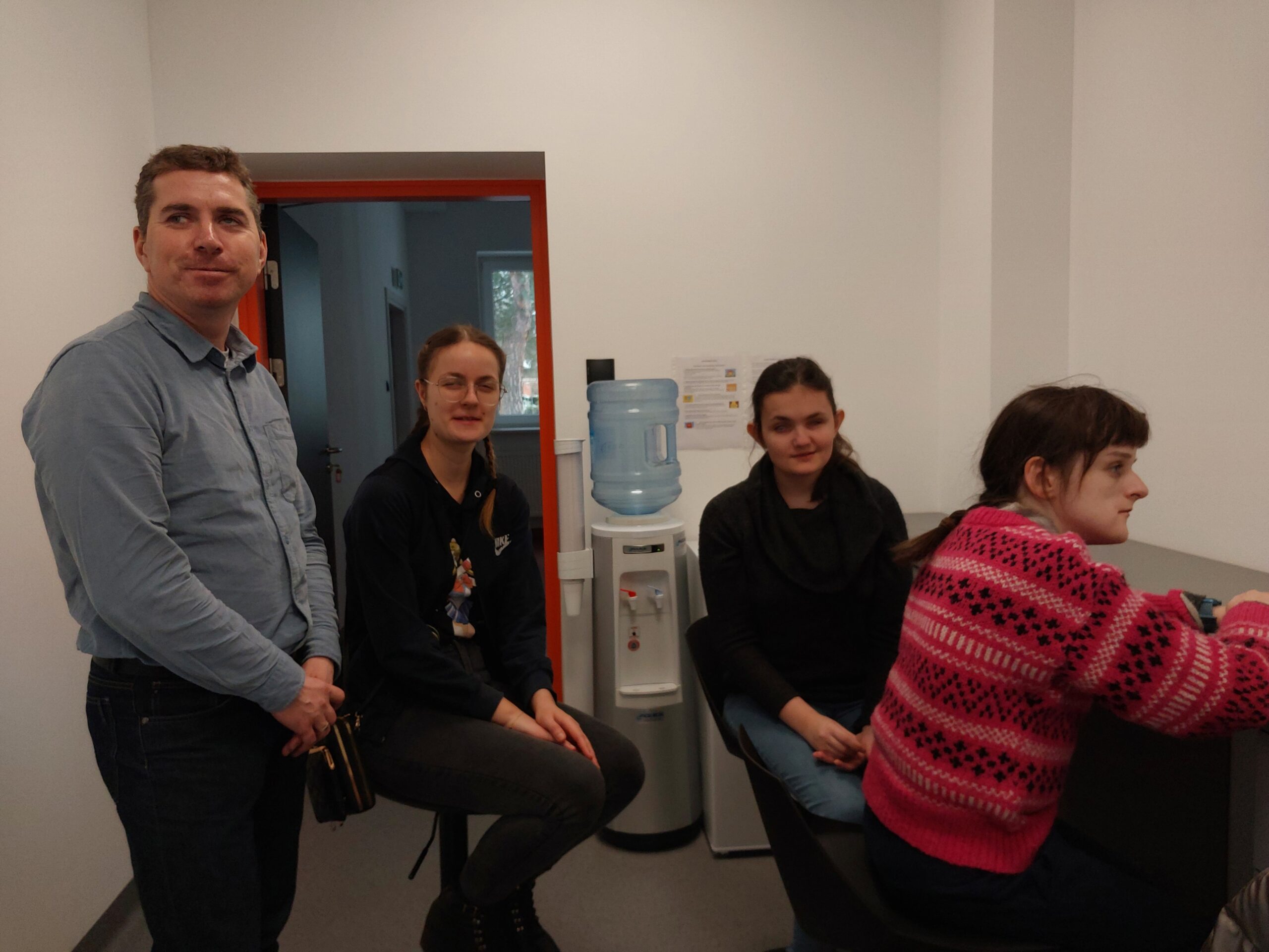 Uczniowie w sali Ośrodka.