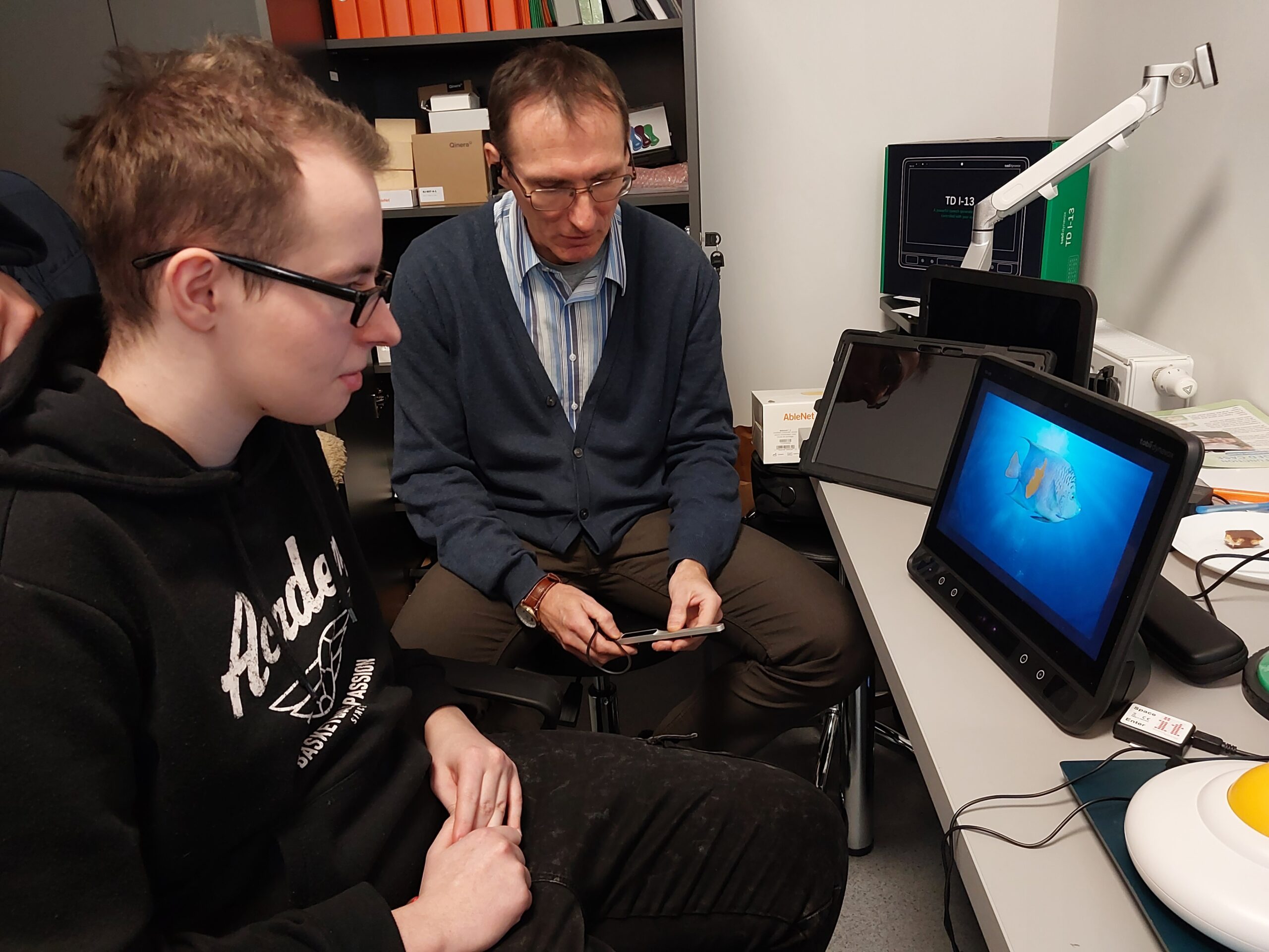 Uczeń testuje komputer.