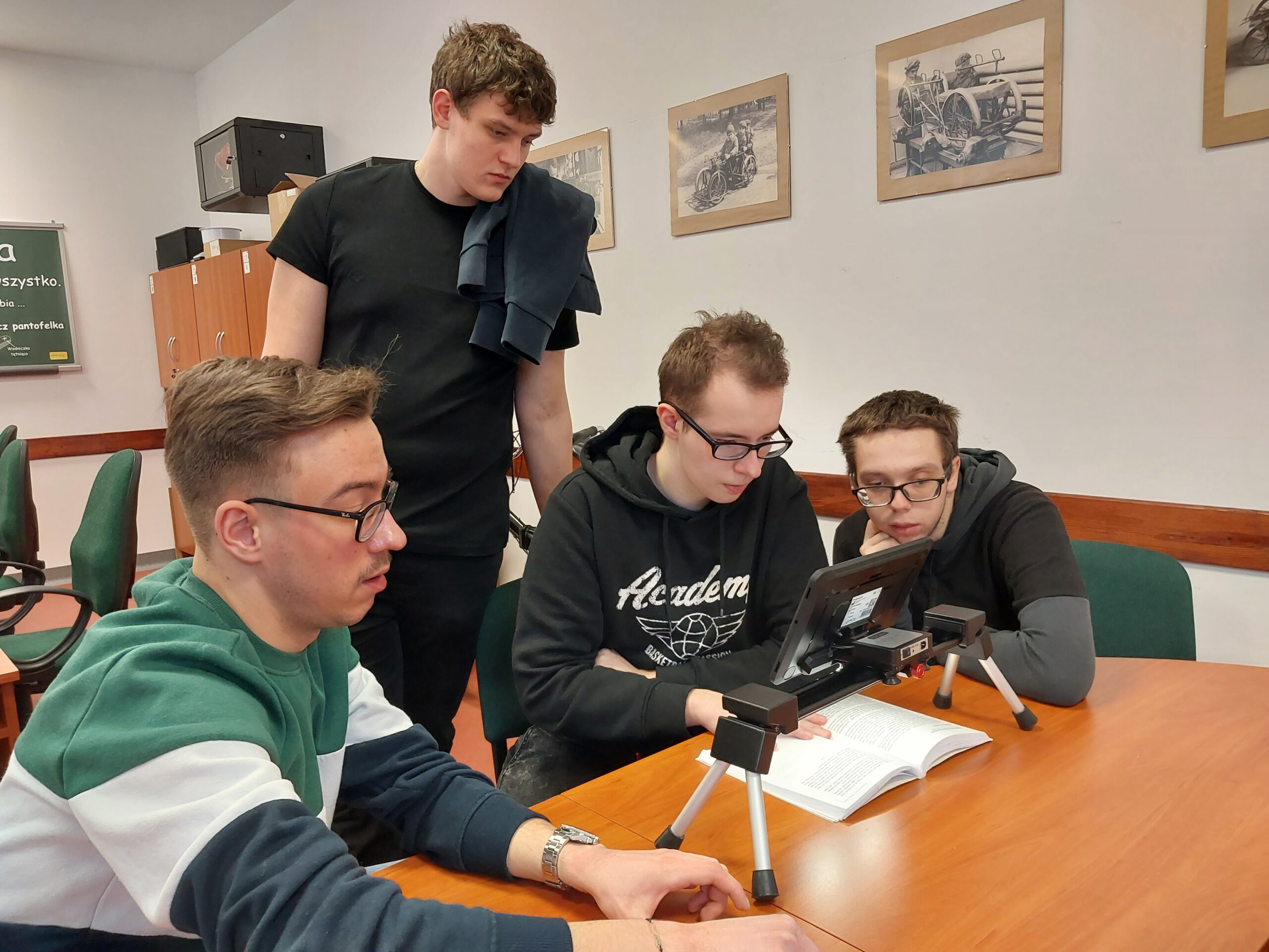 Uczniowie oglądają sprzęt.