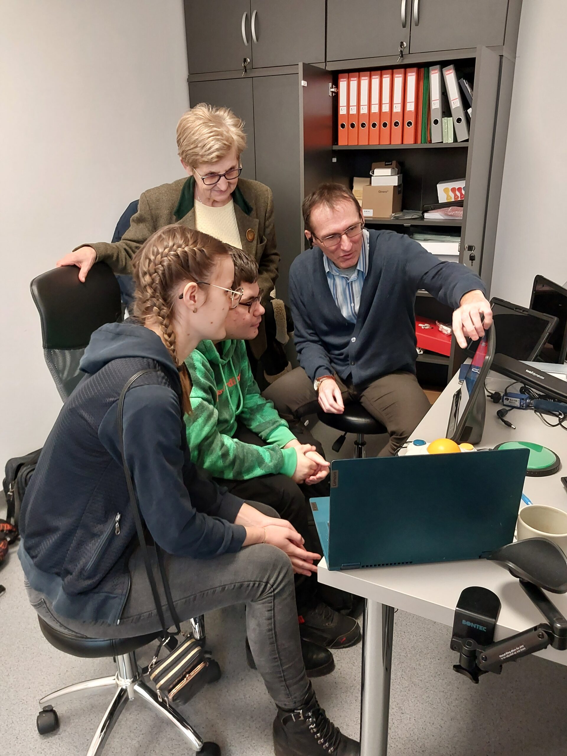 Pracownicy opowiadają o sprzęcie.