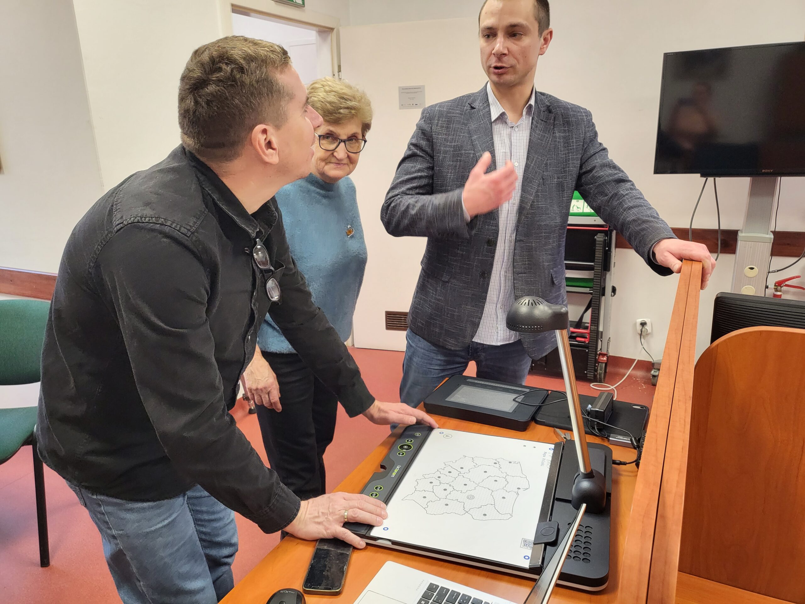 Pracownicy pokazują działanie urządzeń.