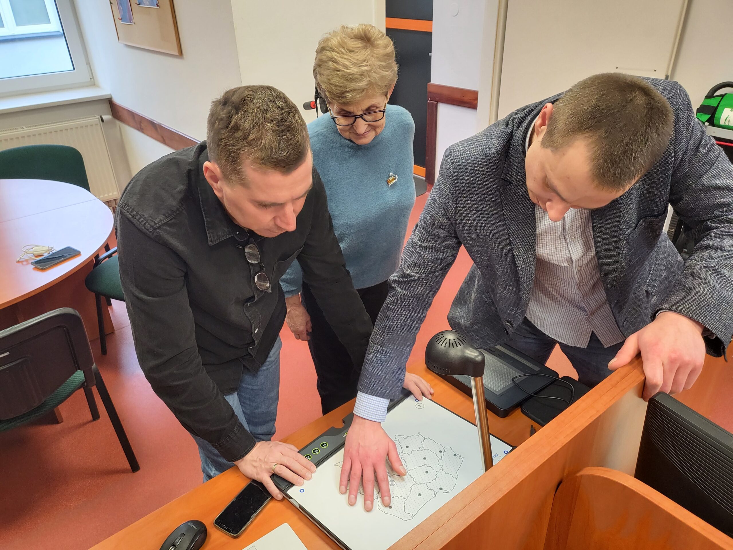 Pracownicy pokazują działanie urządzeń.