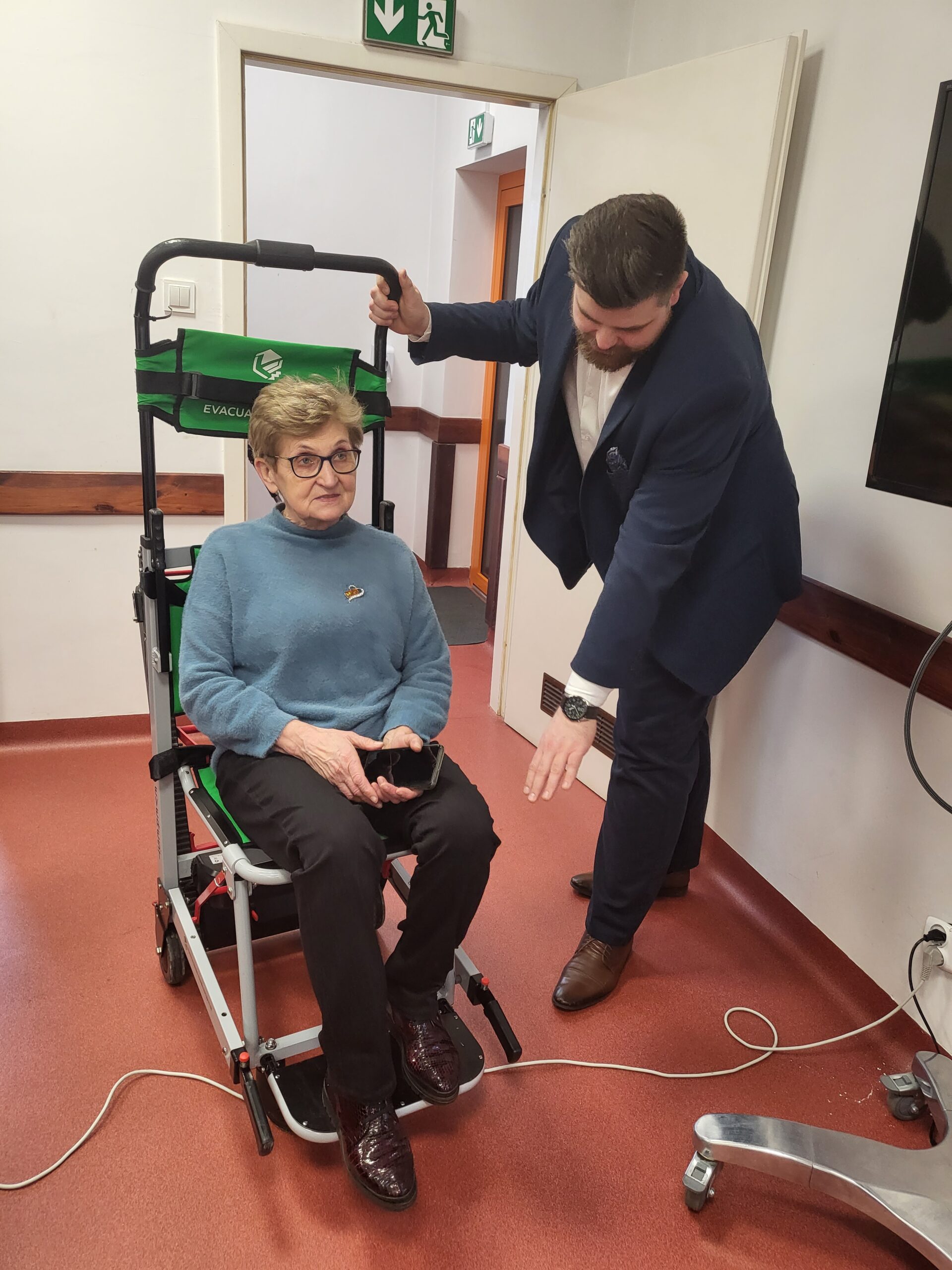 Pracownicy testują specjalistyczny wózek.