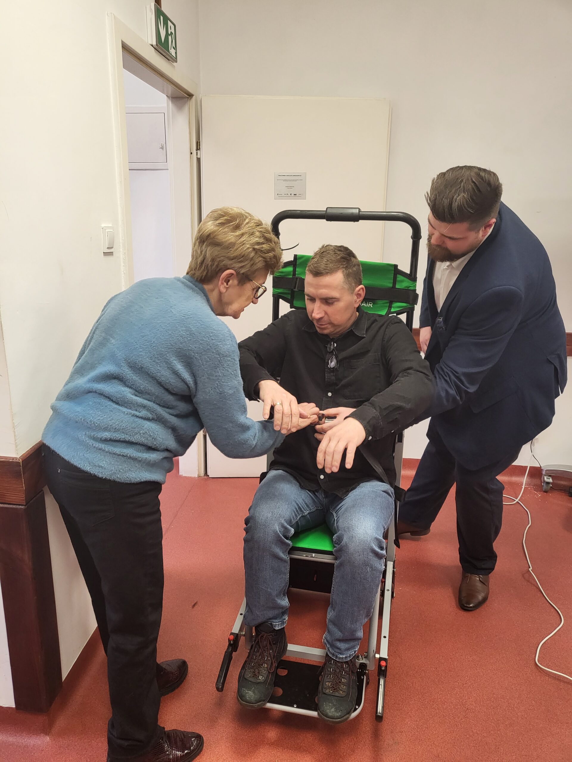 Pracownicy testują specjalistyczny wózek.