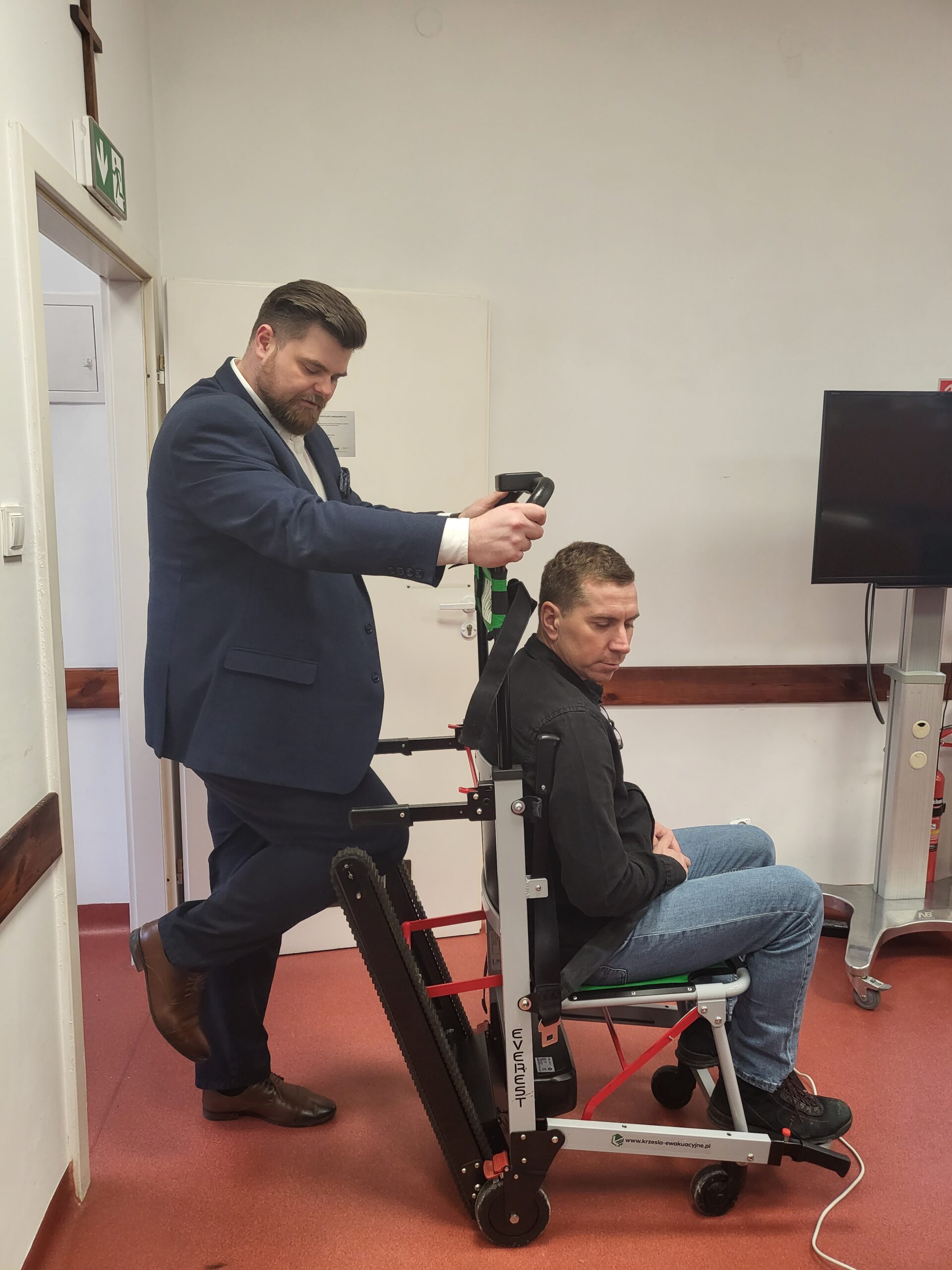 Pracownicy testują specjalistyczny wózek.