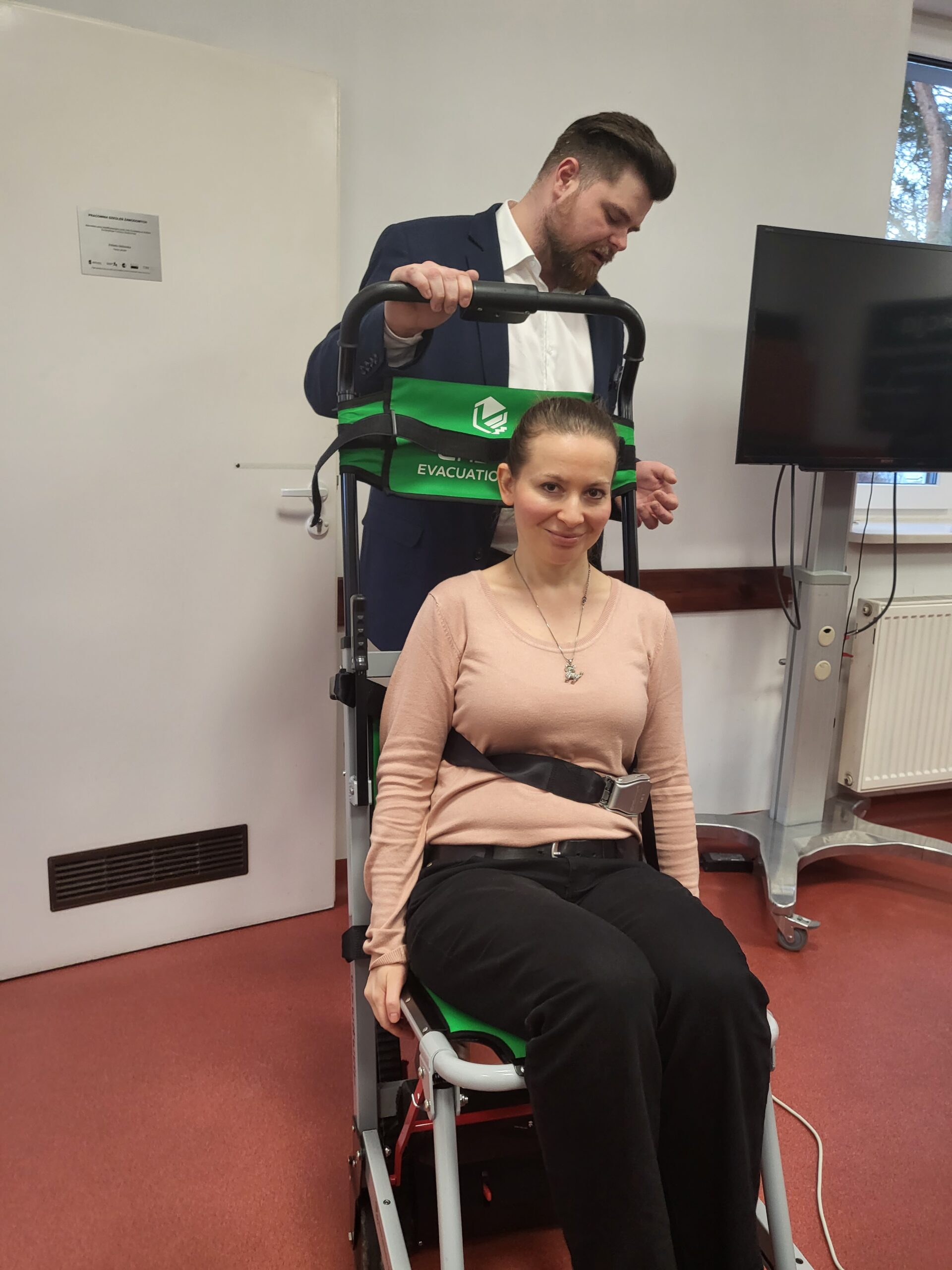 Pracownicy testują specjalistyczny wózek.