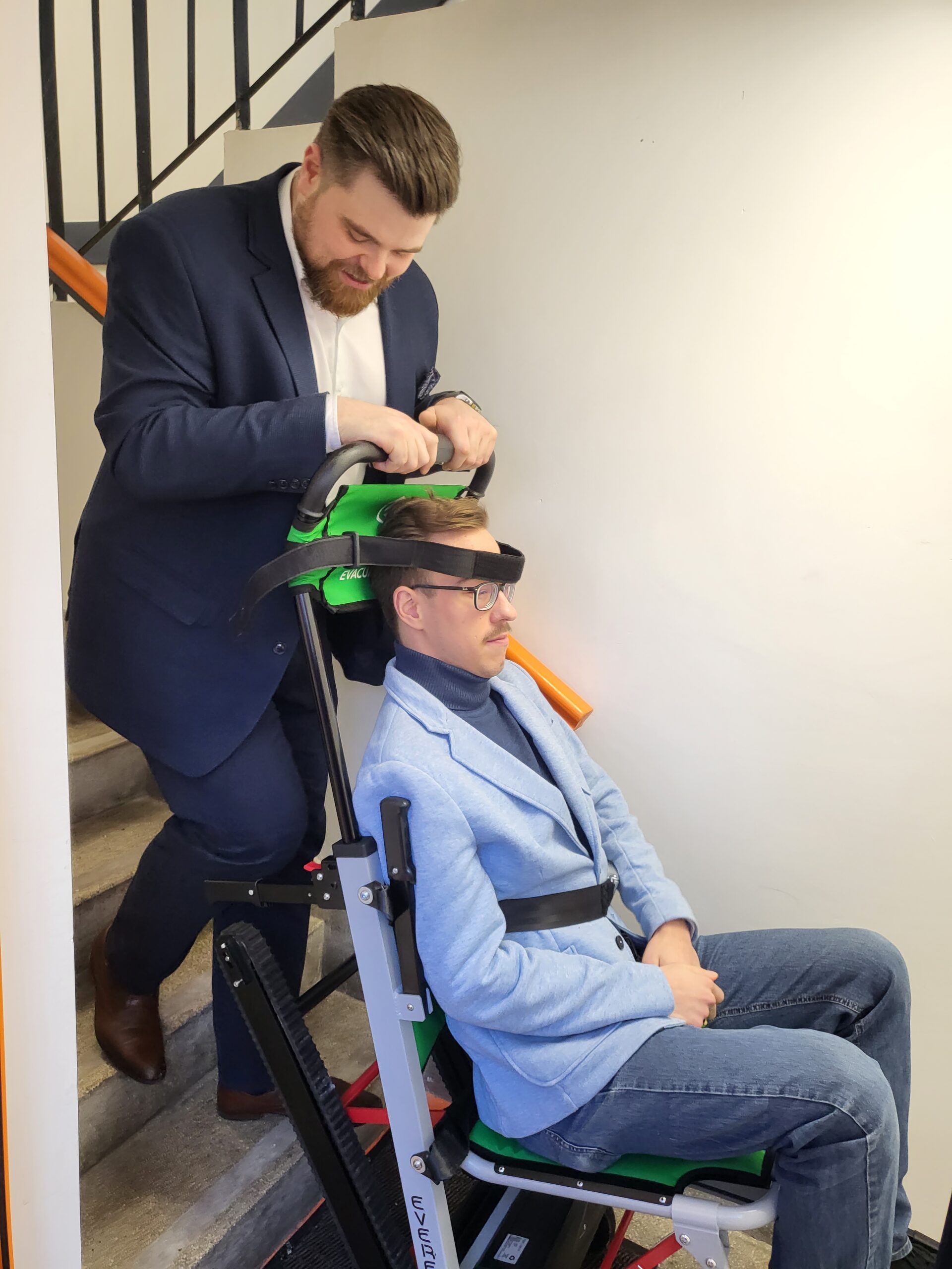 Pracownicy testują specjalistyczny wózek.