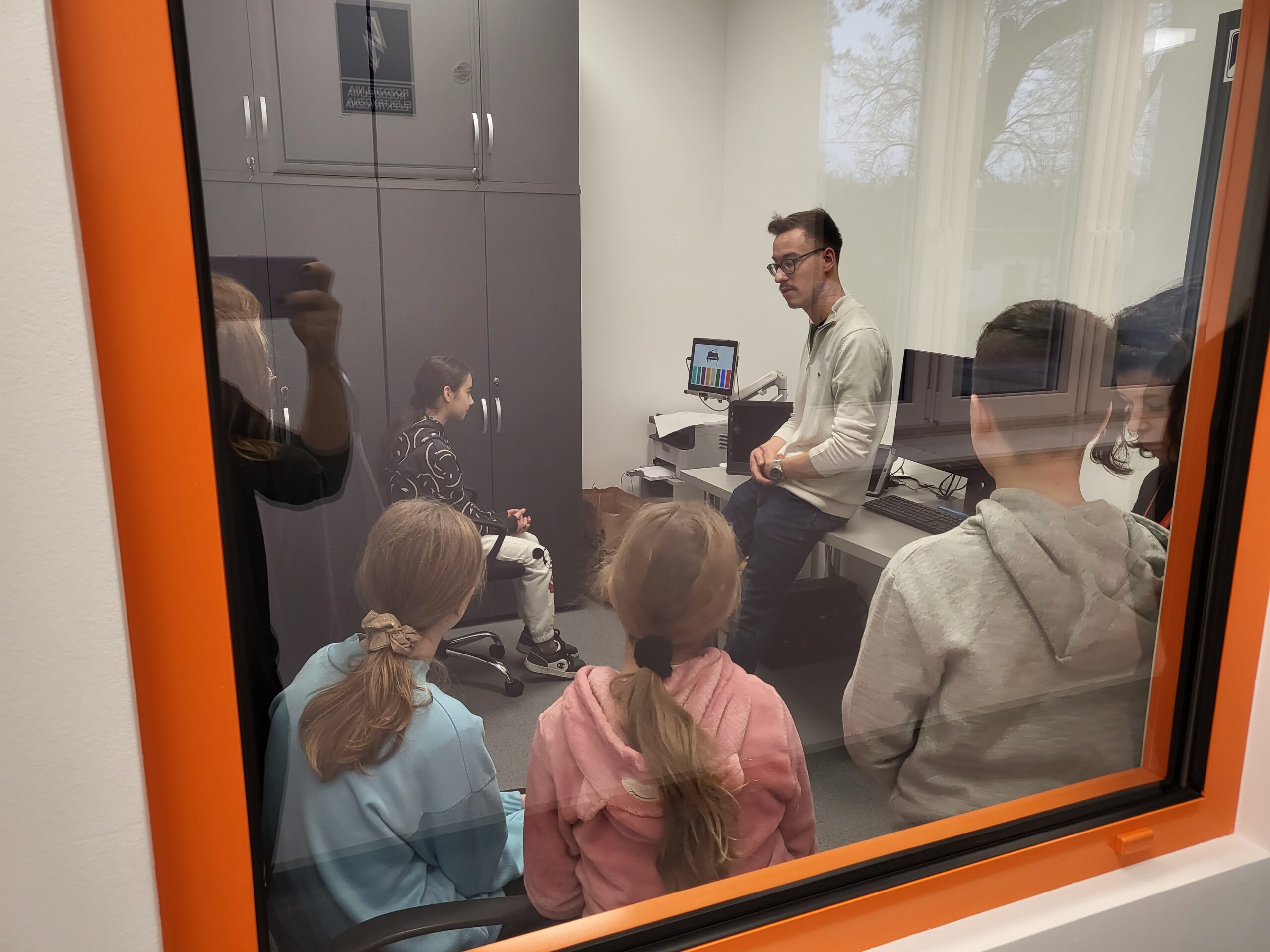 Dzieci oglądają sprzęt komputerowy.