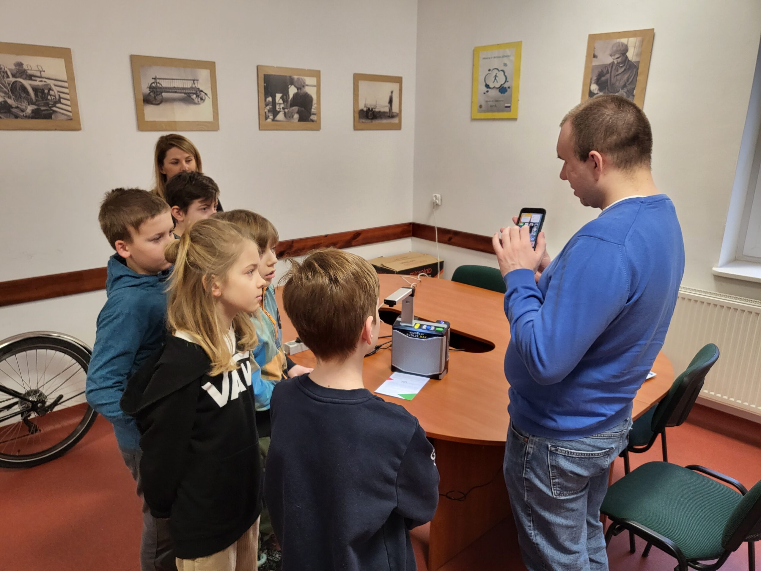 Dzieci oglądają sprzęt komputerowy.