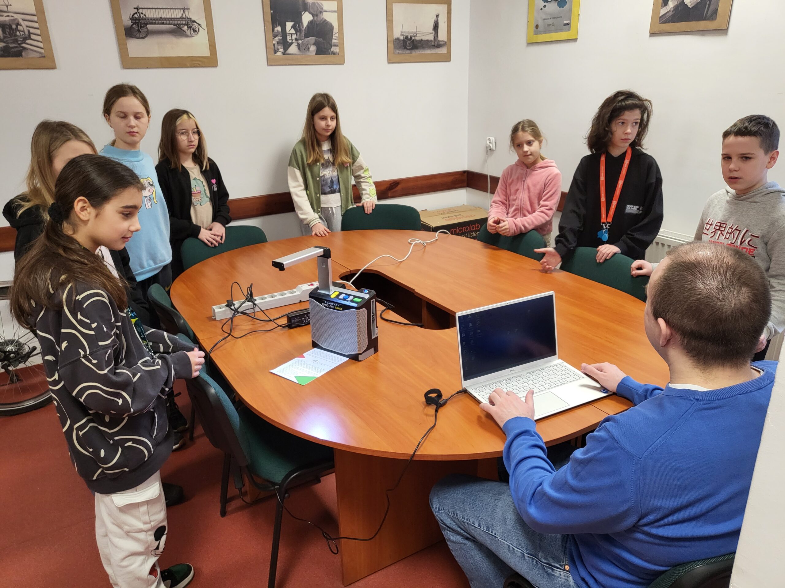 Dzieci oglądają sprzęt komputerowy.