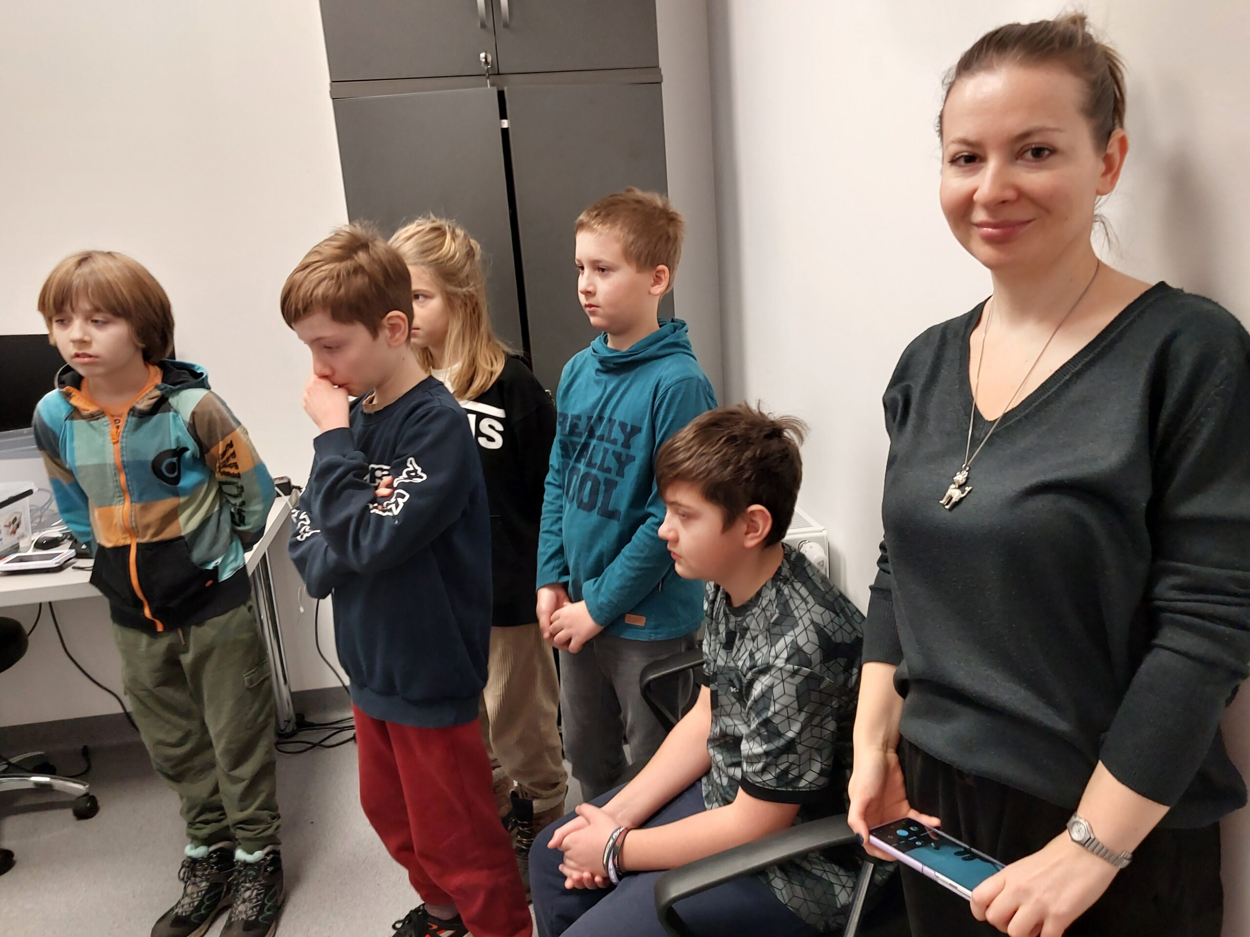 Dzieci oglądają sprzęt komputerowy.