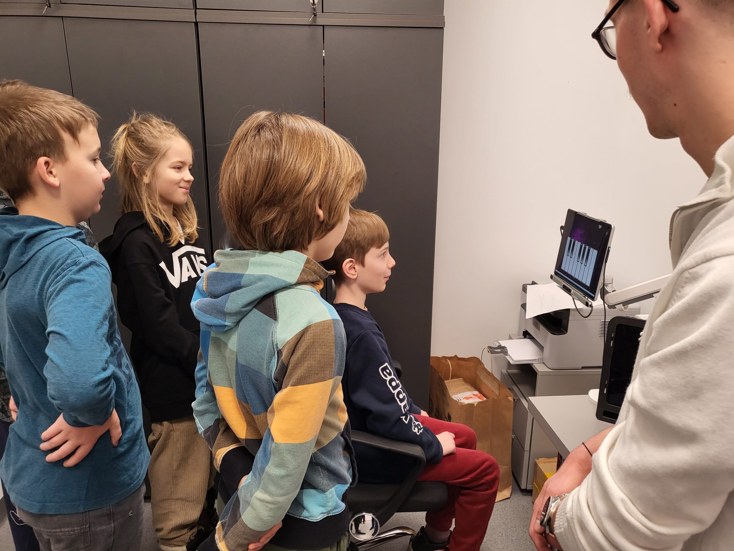 Dzieci oglądają sprzęt udostępniony w Ośrodku.