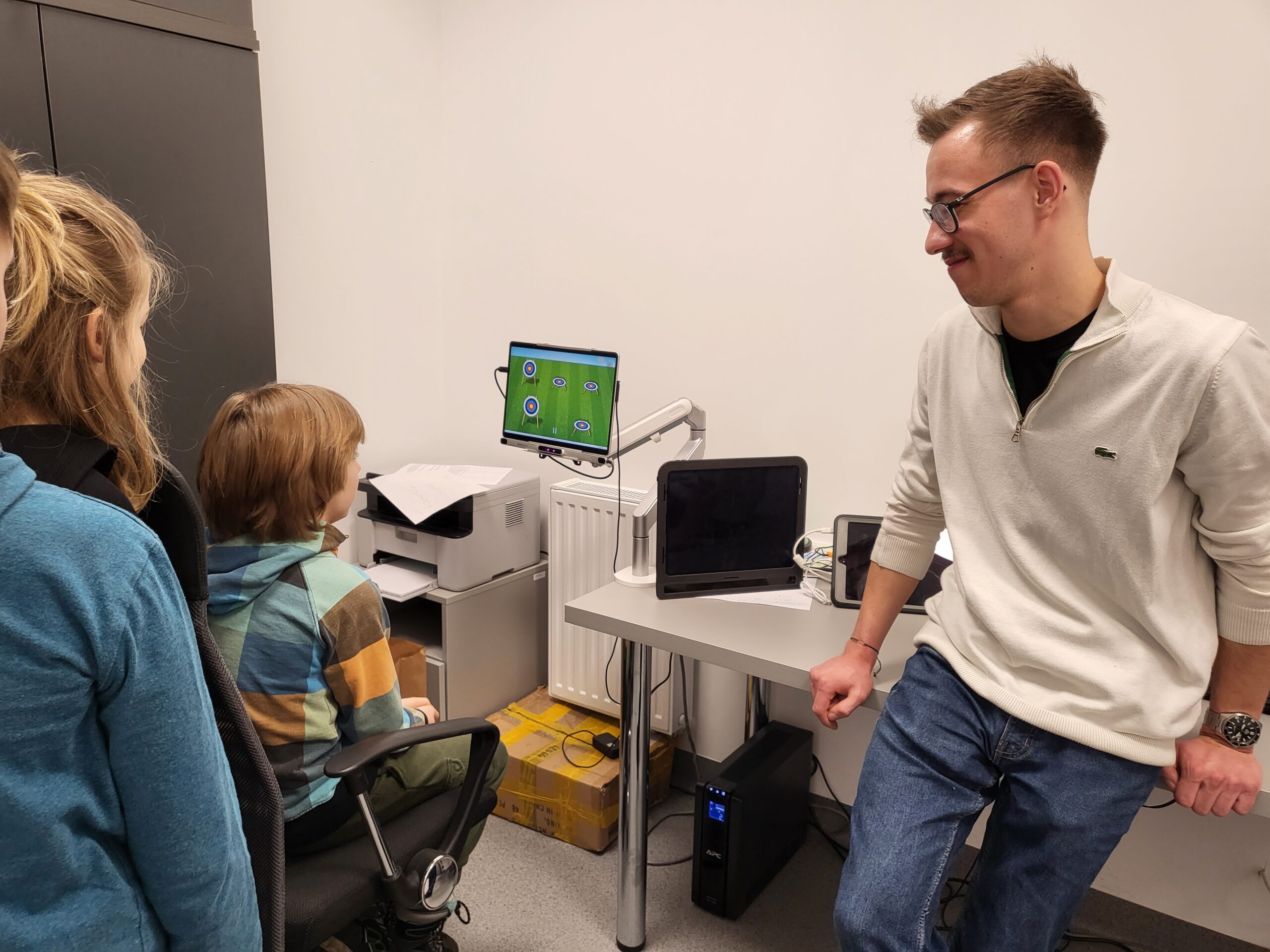 Dzieci oglądają sprzęt udostępniony w Ośrodku.