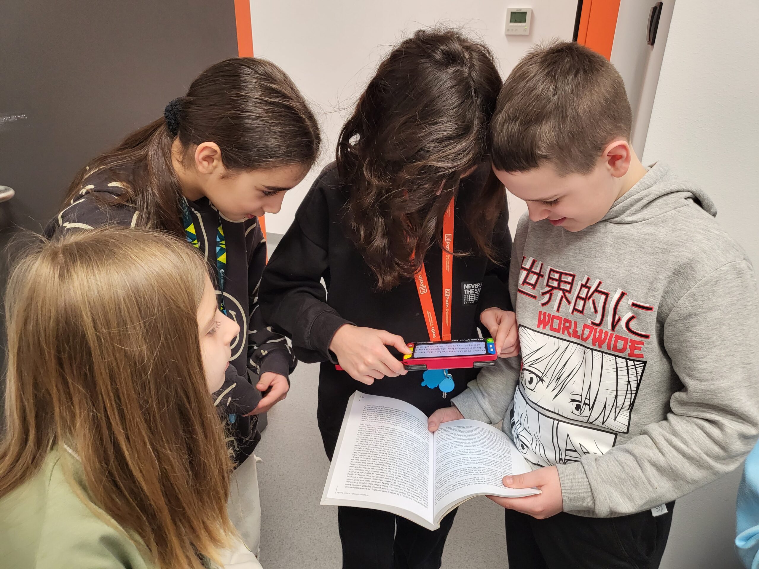 Dzieci testują sprzęt udostępniony w Ośrodku.