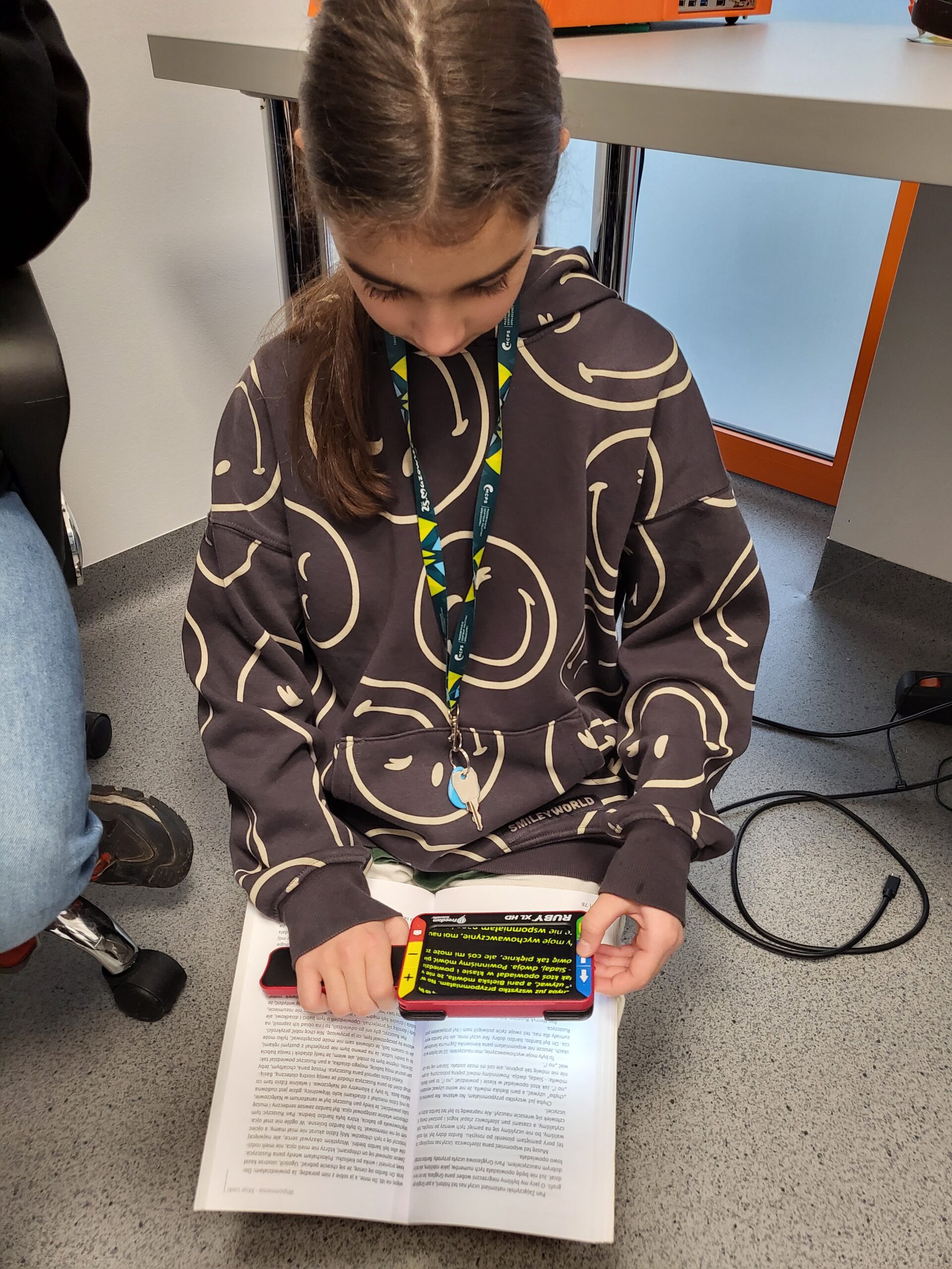 Dzieci testują sprzęt udostępniony w Ośrodku.