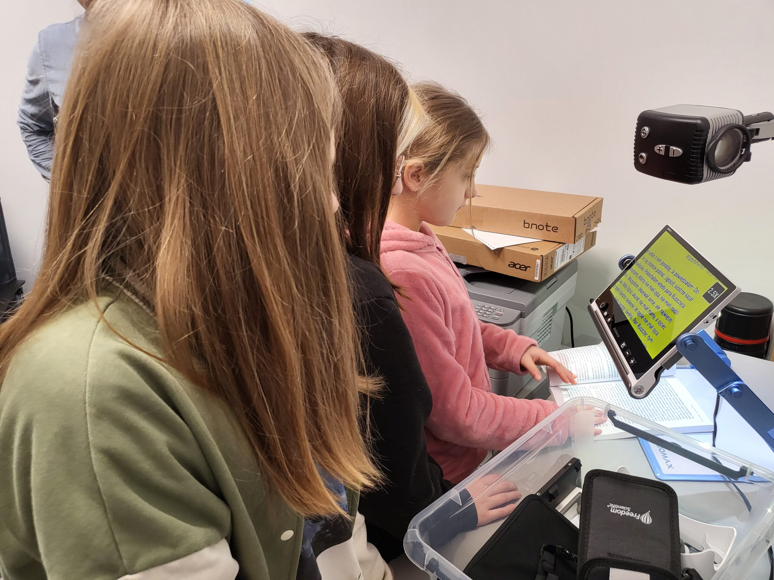 Dzieci testują sprzęt udostępniony w Ośrodku.