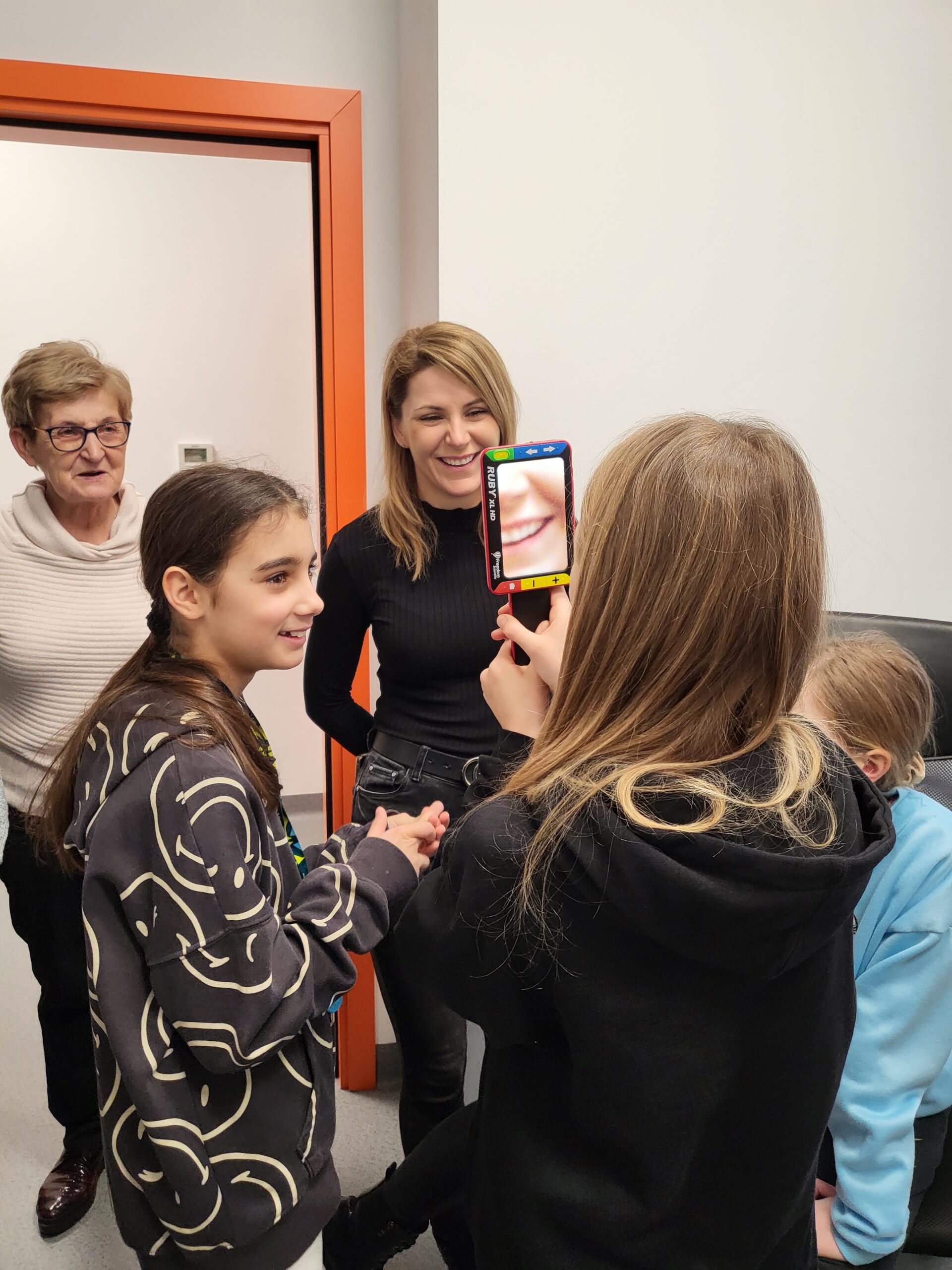 Dzieci testują sprzęt udostępniony w Ośrodku.