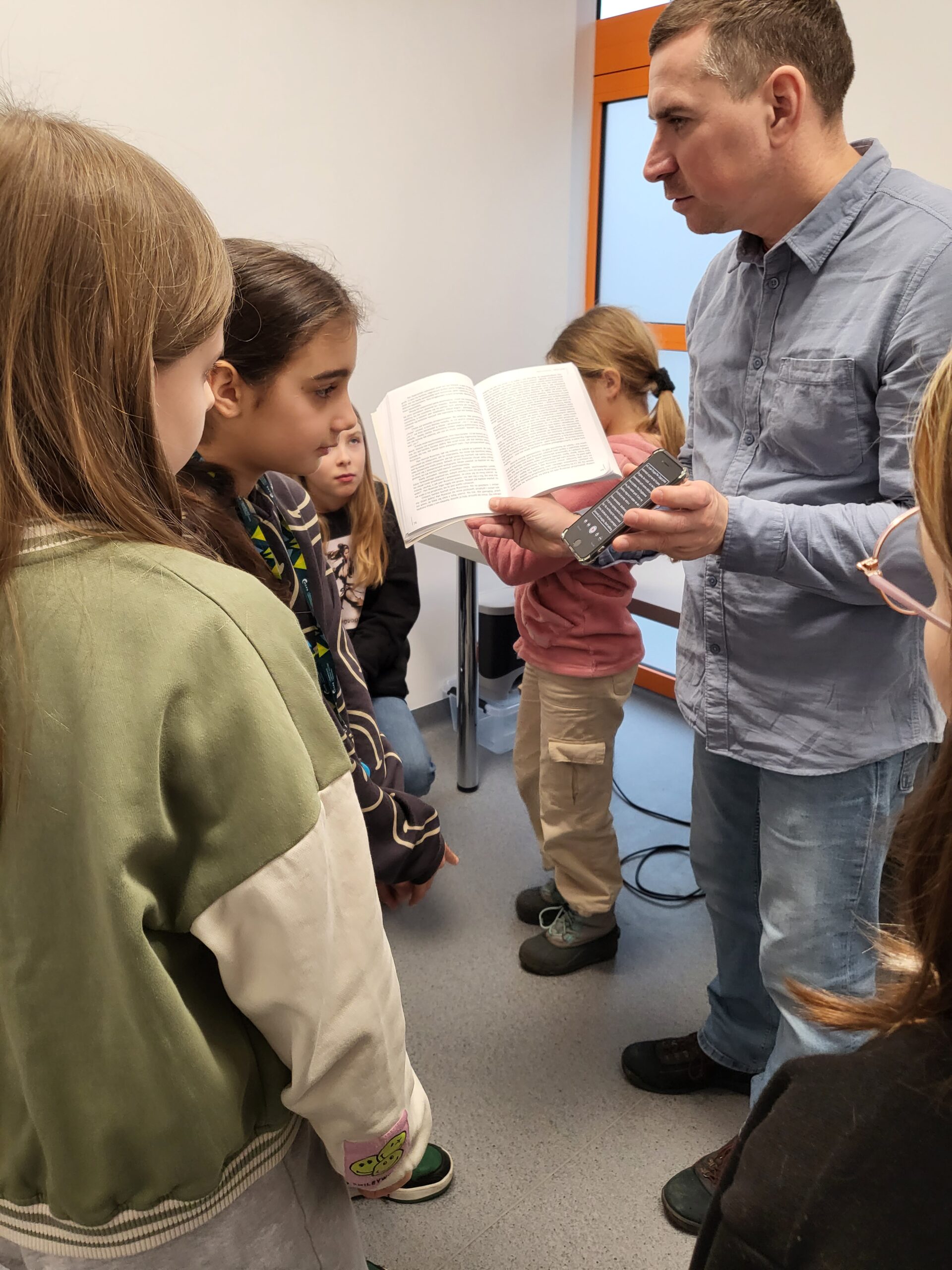 Dzieci testują sprzęt udostępniony w Ośrodku.