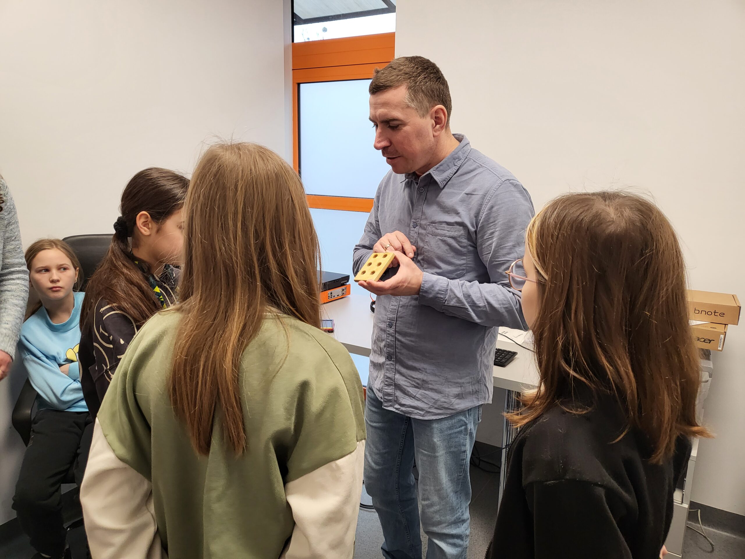 Dzieci testują sprzęt udostępniony w Ośrodku.