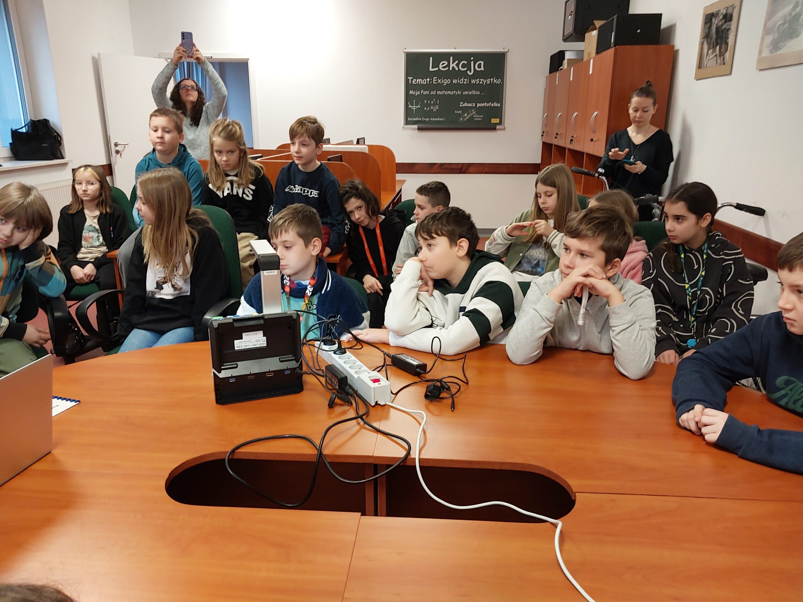 Dzieci testują sprzęt udostępniony w Ośrodku.