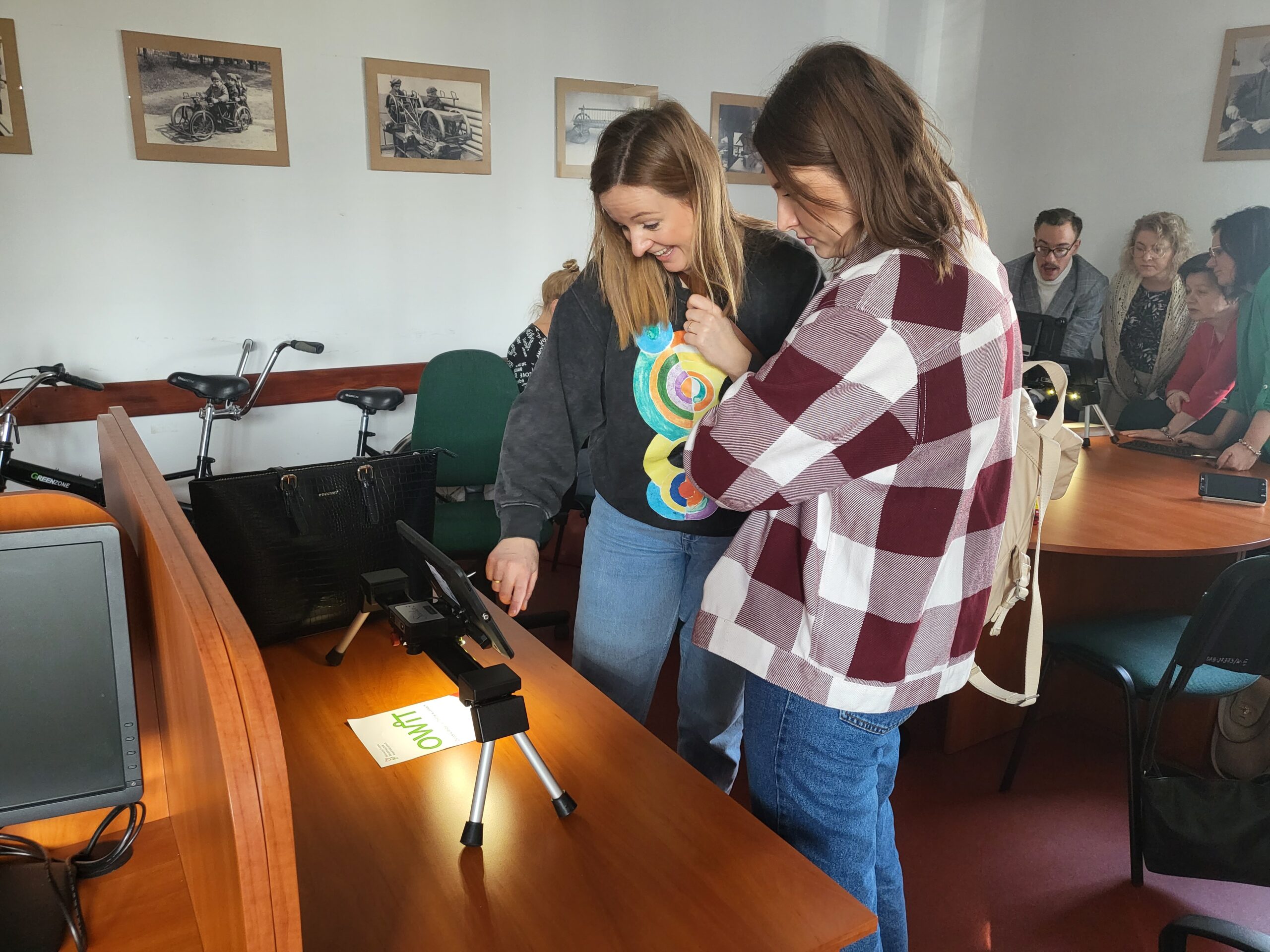 Nauczyciele oglądają sprzęt.