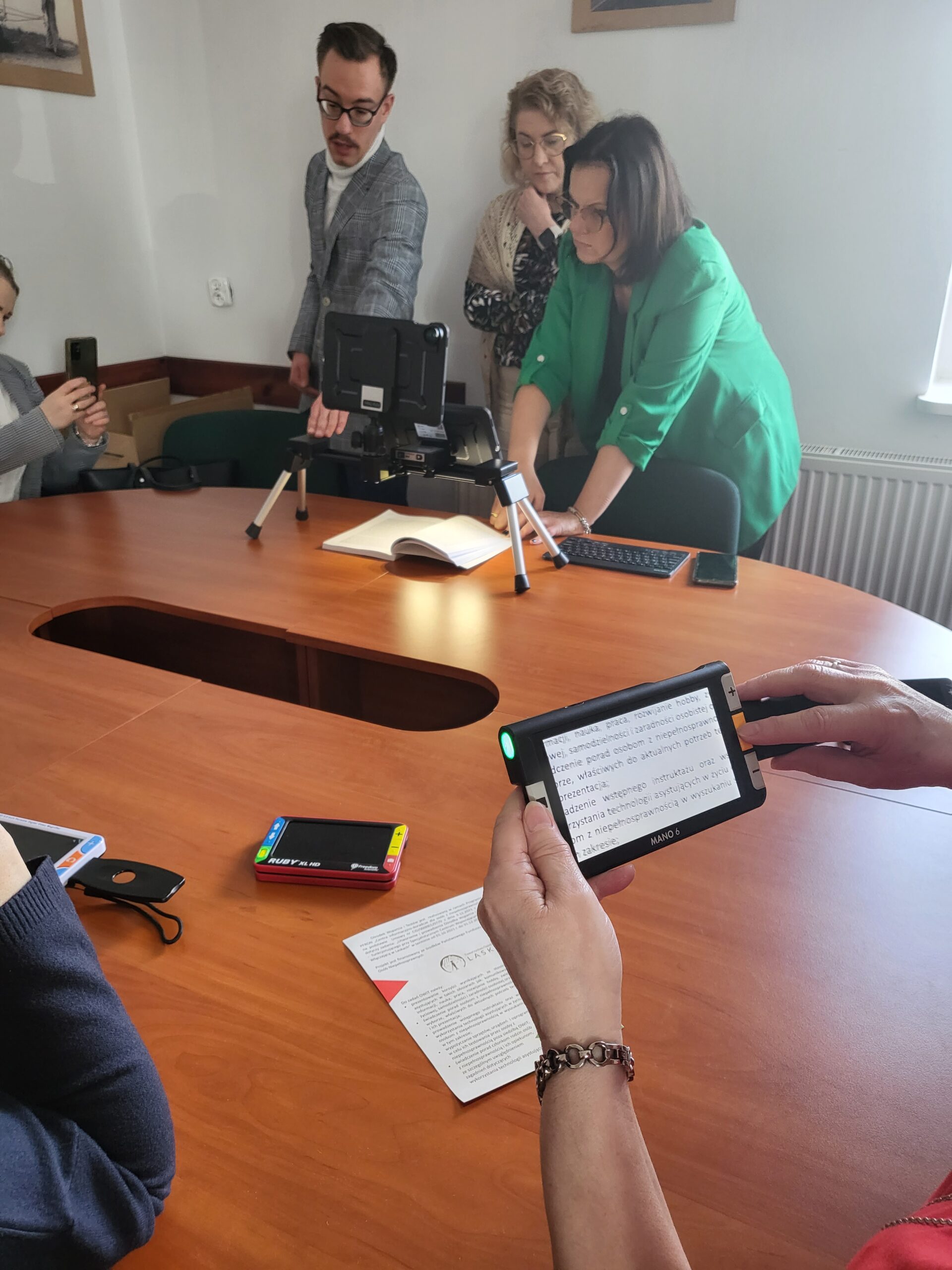 Nauczyciele oglądają sprzęt.