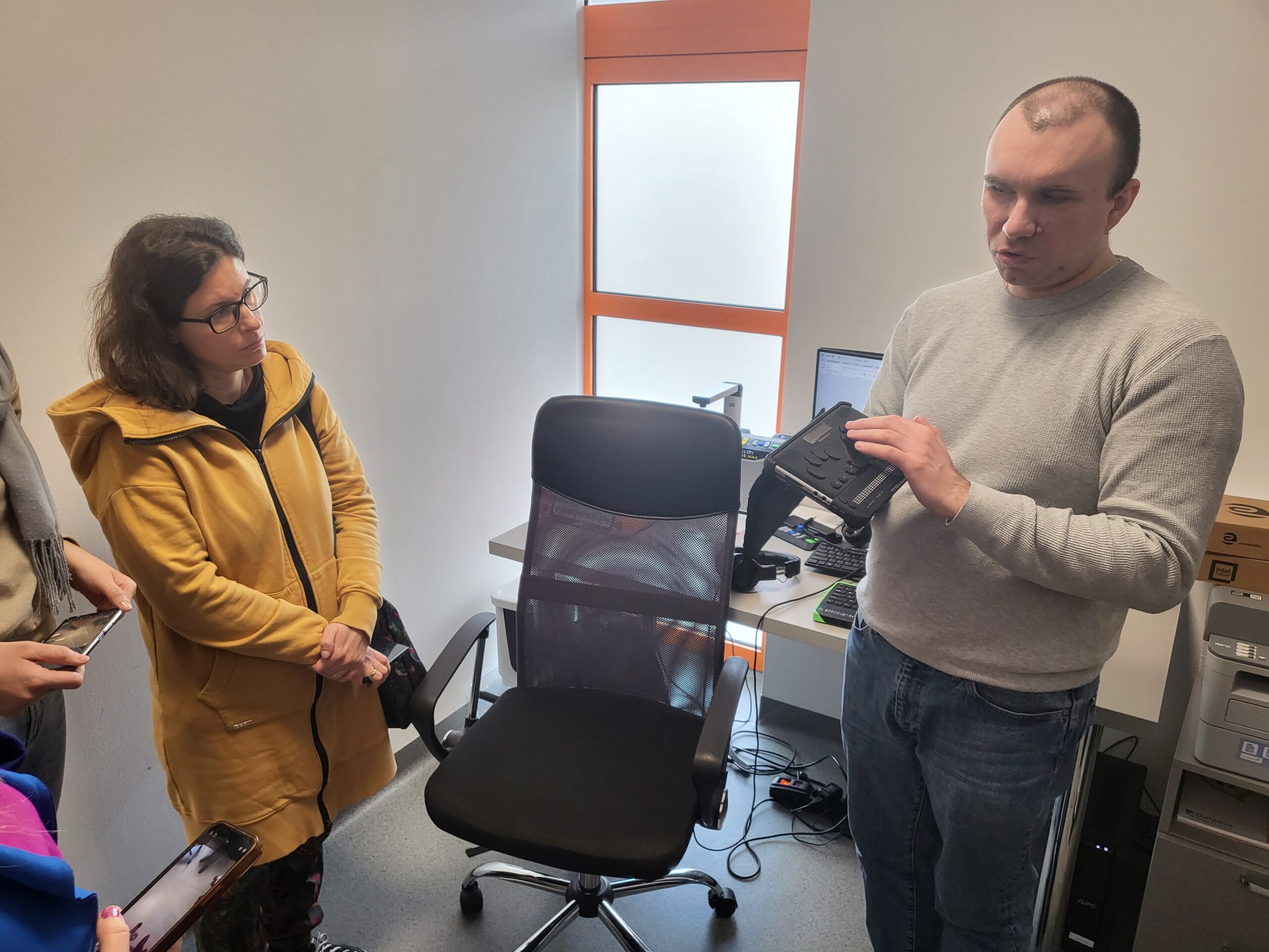 Pracownik OWiT prezentuje sprzęt.