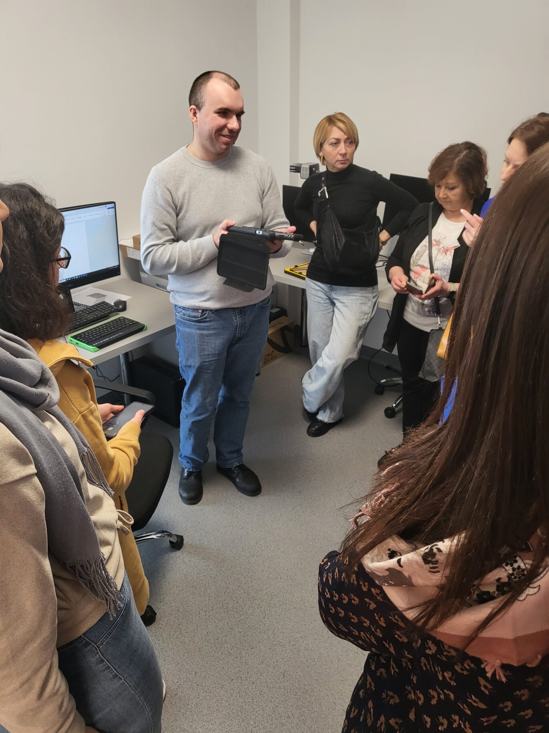 Pracownik OWiT prezentuje sprzęt.