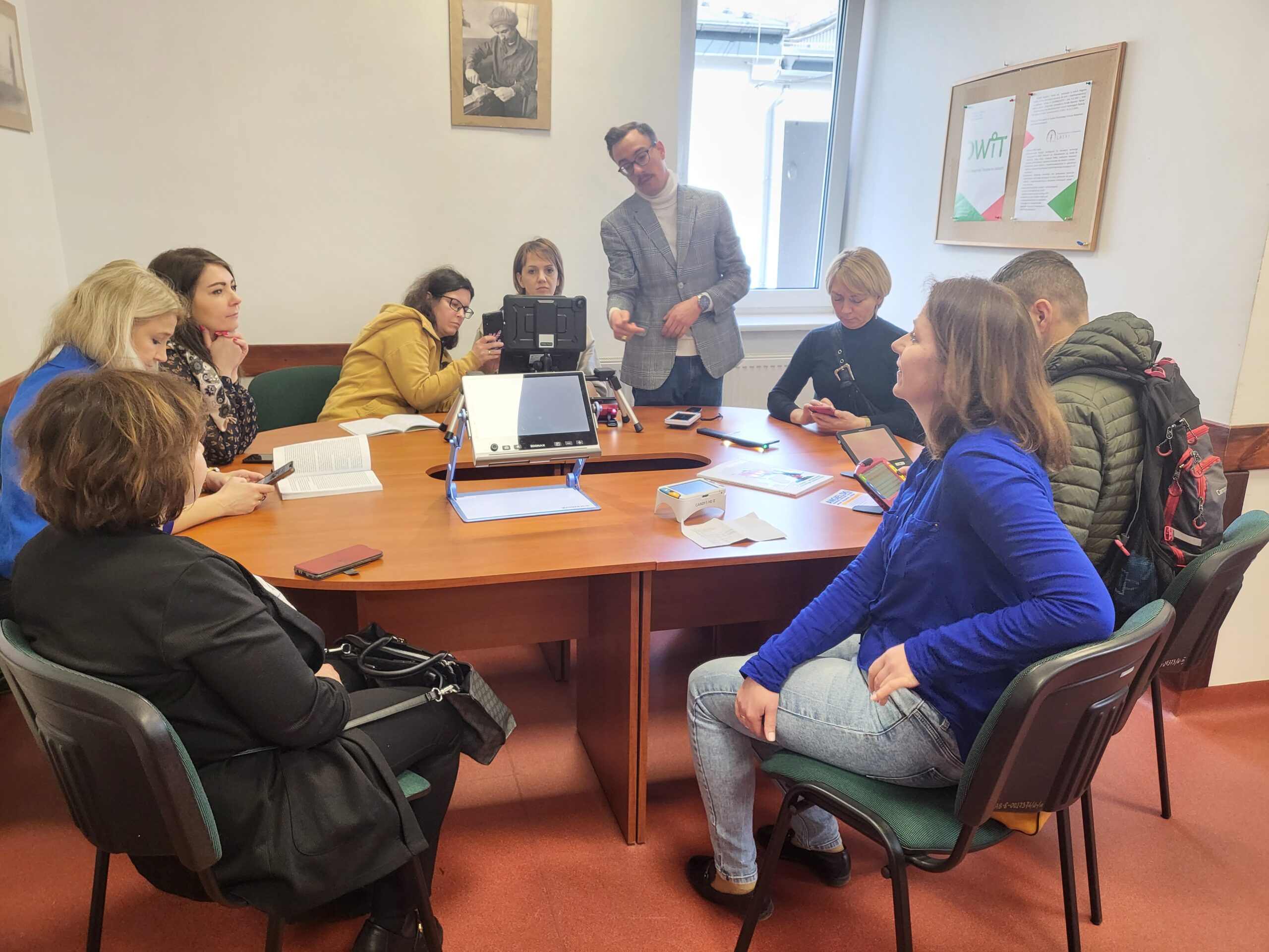 Nauczyciele testują sprzęt.