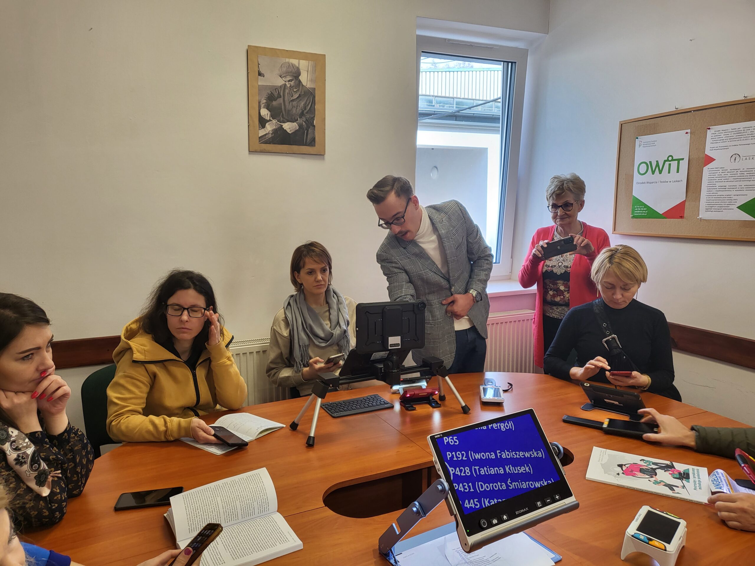 Nauczyciele testują sprzęt.