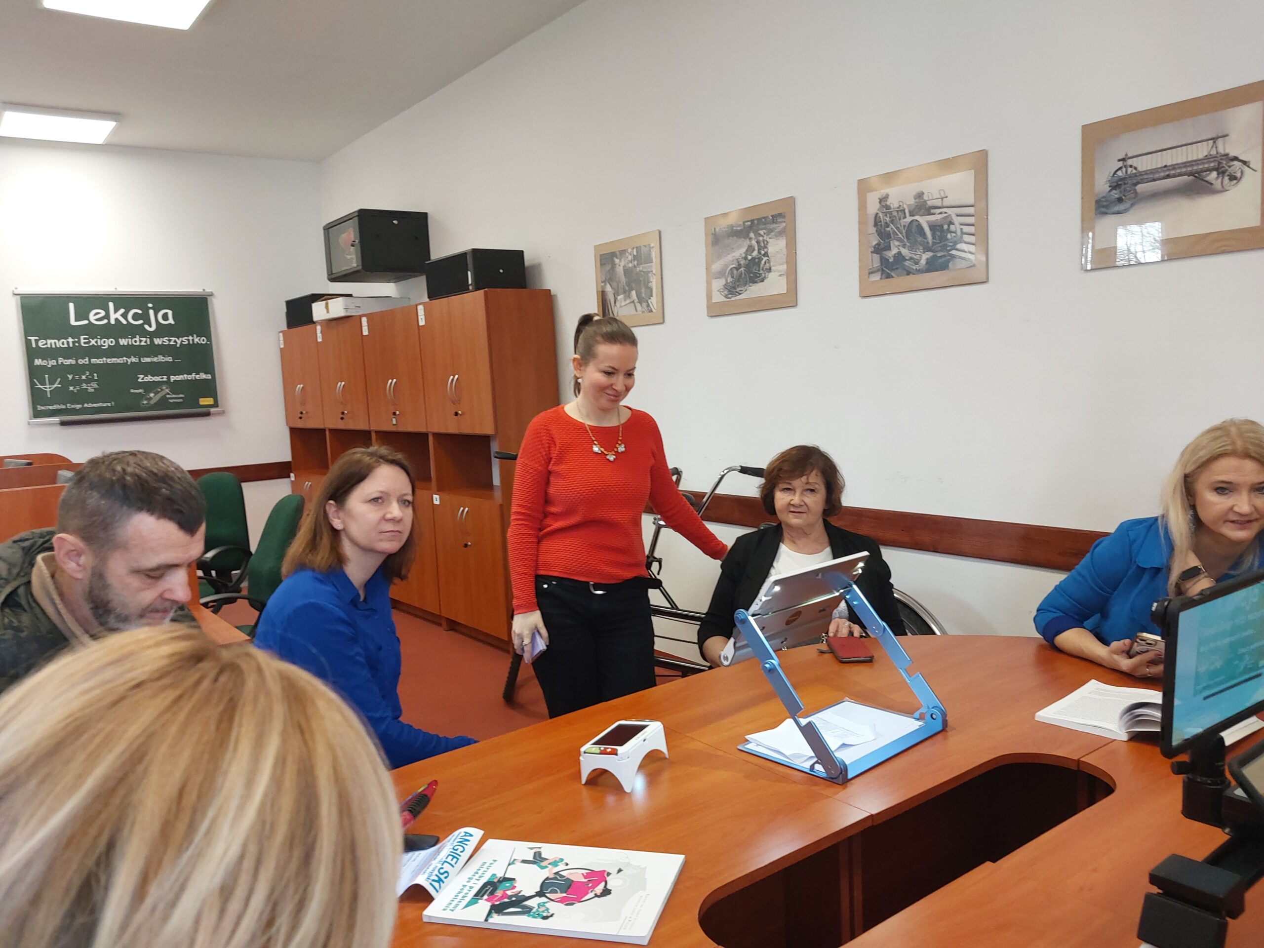 Nauczyciele testują sprzęt.