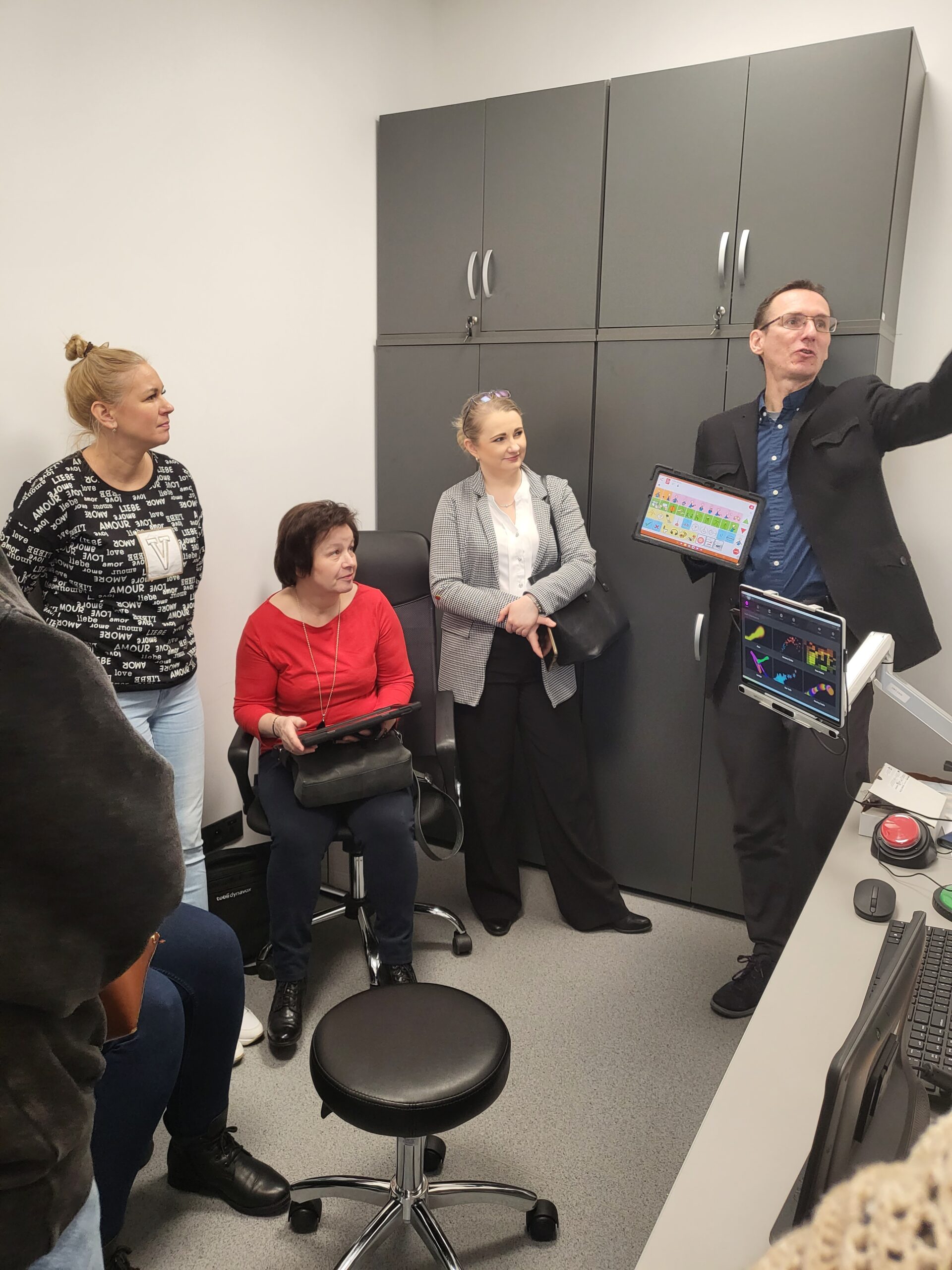 Pracownik opowiada grupie o sprzęcie.