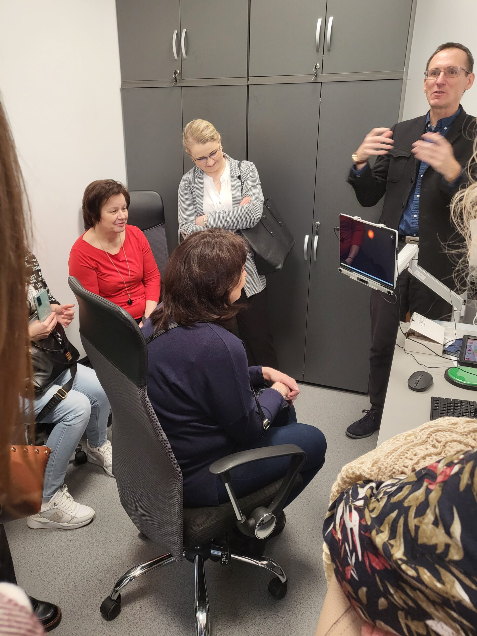 Pracownik opowiada grupie o sprzęcie.