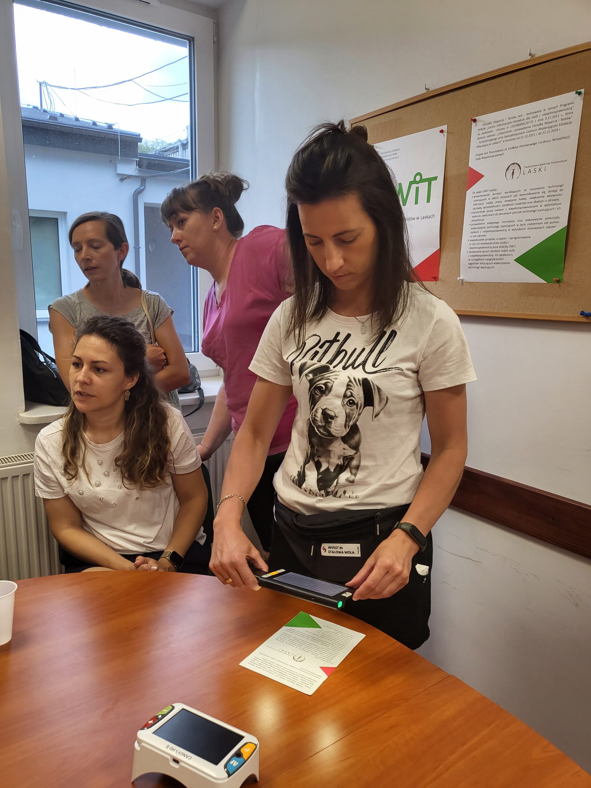 Pracownicy prezentują sprzęty.