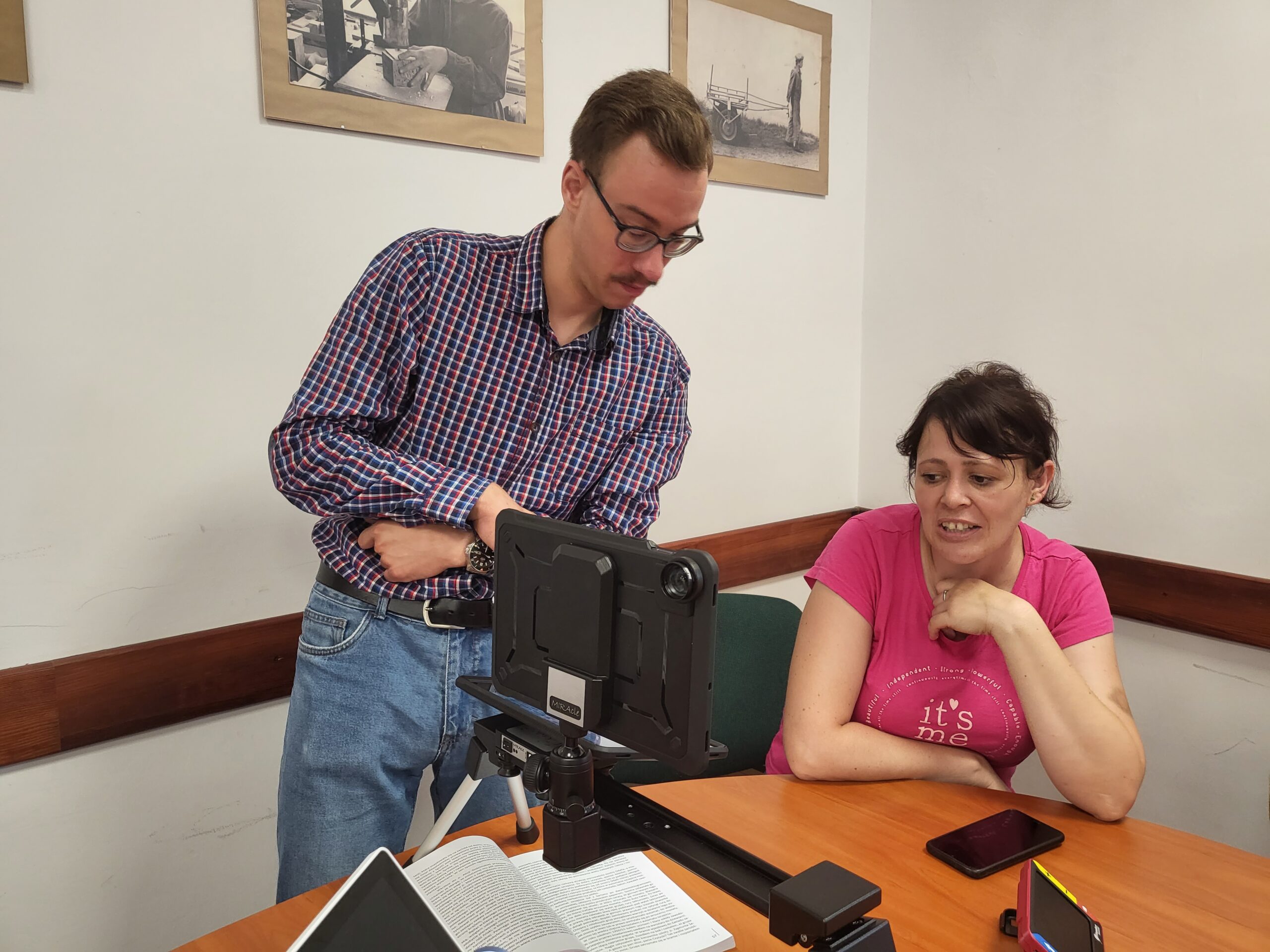 Pracownicy prezentują sprzęty.